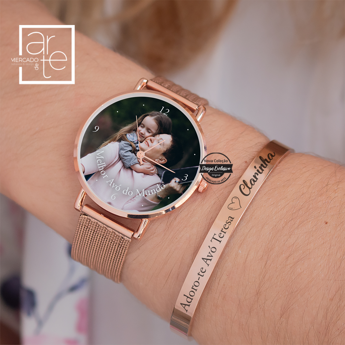 Conjunto relógio fotografia e escrava "Adoro-te avó" com mensagem a seu gosto. Relógio com bracelete ajustável em aço inoxidável em conjunto pulseira escrava com nomes em aço inoxidável. Diâmetro da pulseira aprox. 6.50cm. Vendido em conjunto ou separado. Disponível em Rosa Gold, Prateado ou dourado. REF: MA-AVOS171
