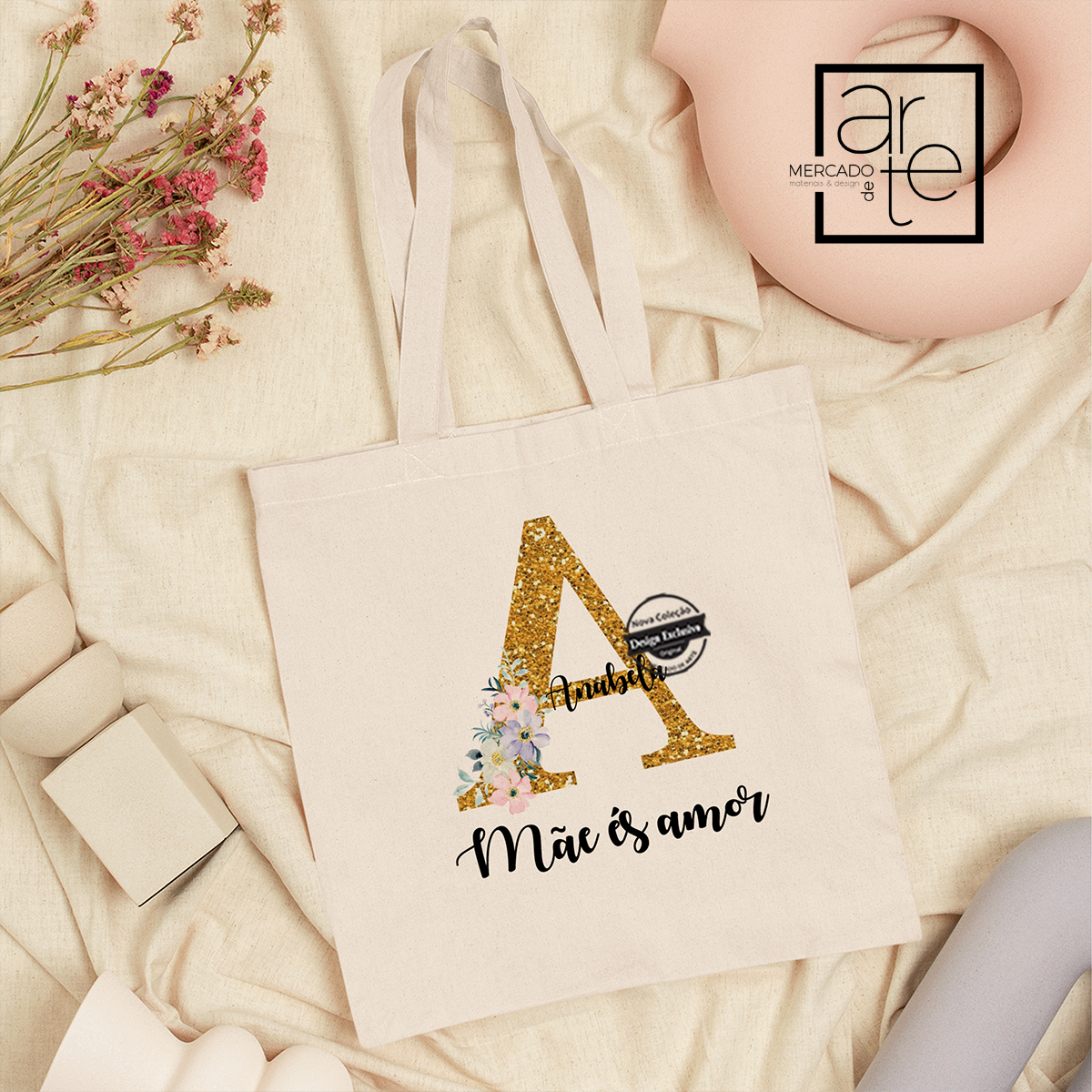 Novidade dia da mãe! Para as mães que não dispensam um brilho a nossa coleção efeito glitter é imperdvel. Personalize com nome, inicial e uma pequena frase que desejar. Esta dia da mãe surpreenda com um presente especial personalizado por si. REF: MA-MAE221 Material Pano
