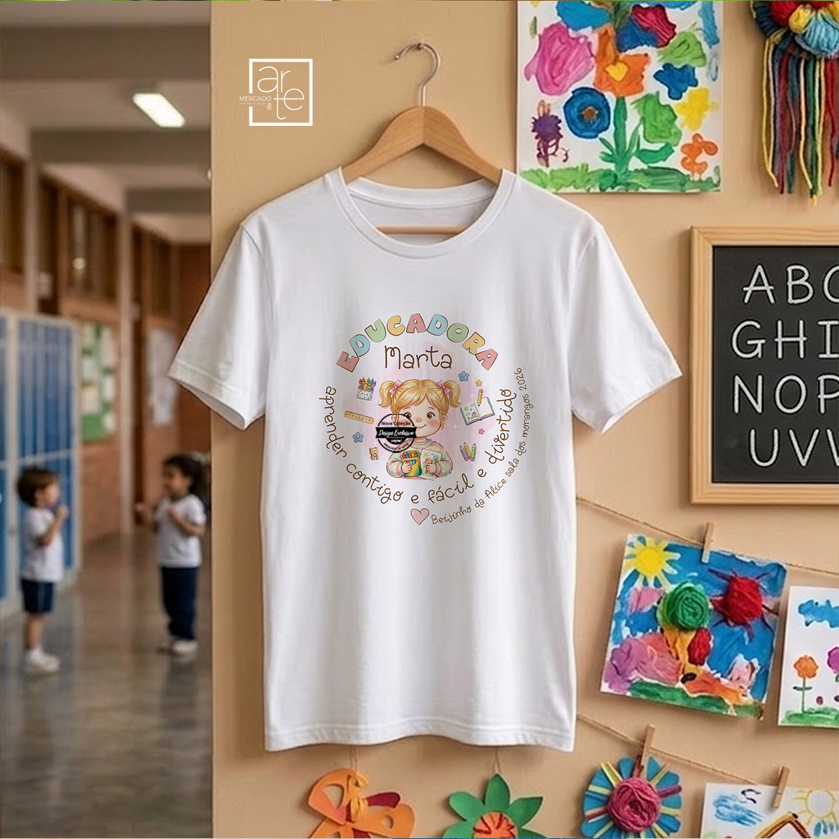 Chega o fim de mais um ano letivo e com ele a oportunidade perfeita para agradecer a quem esteve presente em cada aprendizagem, conquista e desafio. 🍎✨
Professores, educadores e auxiliares fazem parte das memórias mais especiais da escola e merecem um gesto de carinho por toda a dedicação ao longo do ano.
T-shirt educadora "Aprender contigo é fácil e divertido", personalizado com nome e frase que desejar. Disponível nos tamanhos S, M, L, XL e XXL.