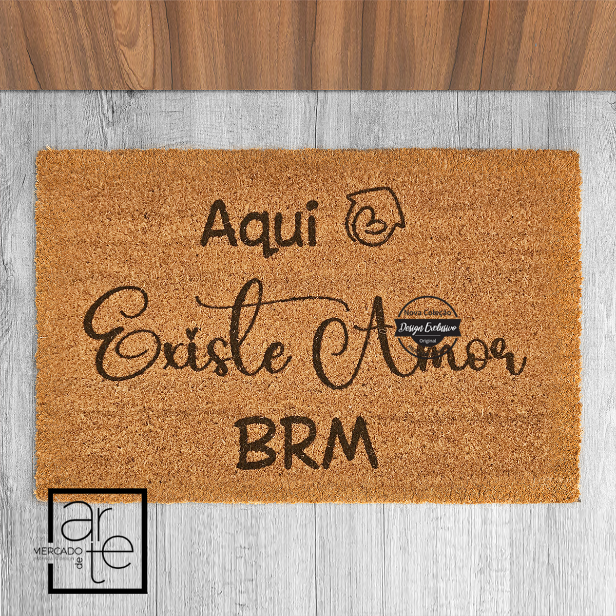 Dê um toque especial à sua entrada com os nossos tapetes personalizados. Tapete de entrada "Aqui existe amor". Personalize com a mensagem que desejar. Uma sugestão para a sua casa ou para oferecer com a frase a seu gosto. REF:TP004 Material Fibra de coco. Medida 4