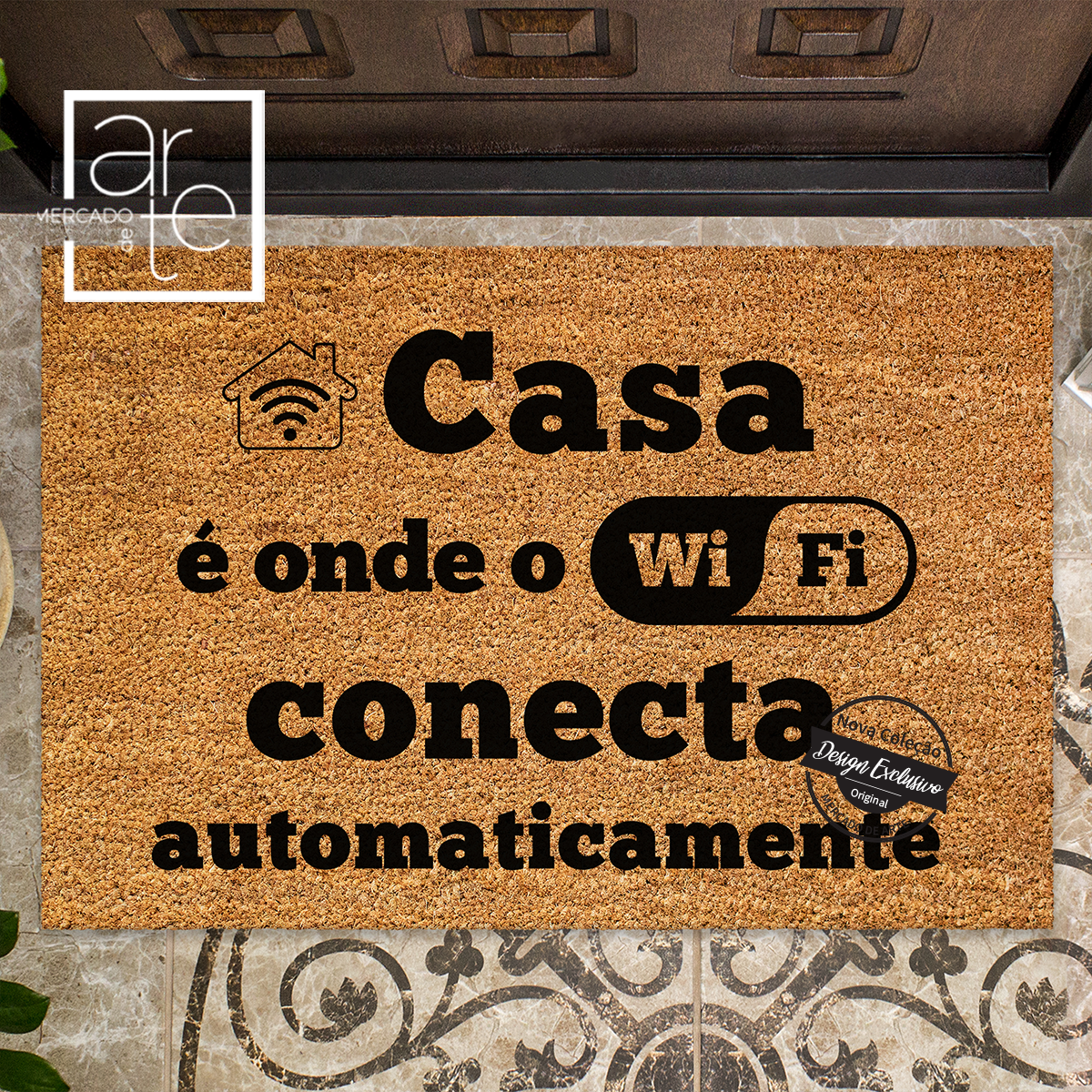 Dê as boas vindas aos seus convidados com os nossos tapetes personalizados! Tapete de entrada "Casa é onde o WI-FI conecta automaticamente". Aproveite a nossa sugestão colocando no campo de texto: igual à imagem ou personalize na totalidade indicando apenas a sua frase. REF: TAP012 Material Fibra de coco. Medida 40x60cm.