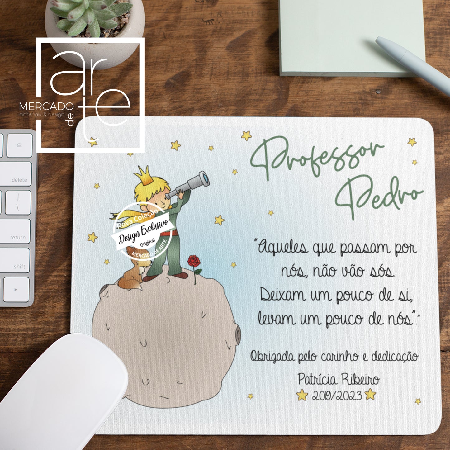 Tapete de Rato "Principezinho". Pode personalizar com a frase que desejar. Ilustração exclusiva da marca, inspirada no " Principezinho". O presente personalizado, perfeito por exemplo para oferecer no final do ano letivo a professores, Educadores e Auxiliares, muito útil e cheio de significado.