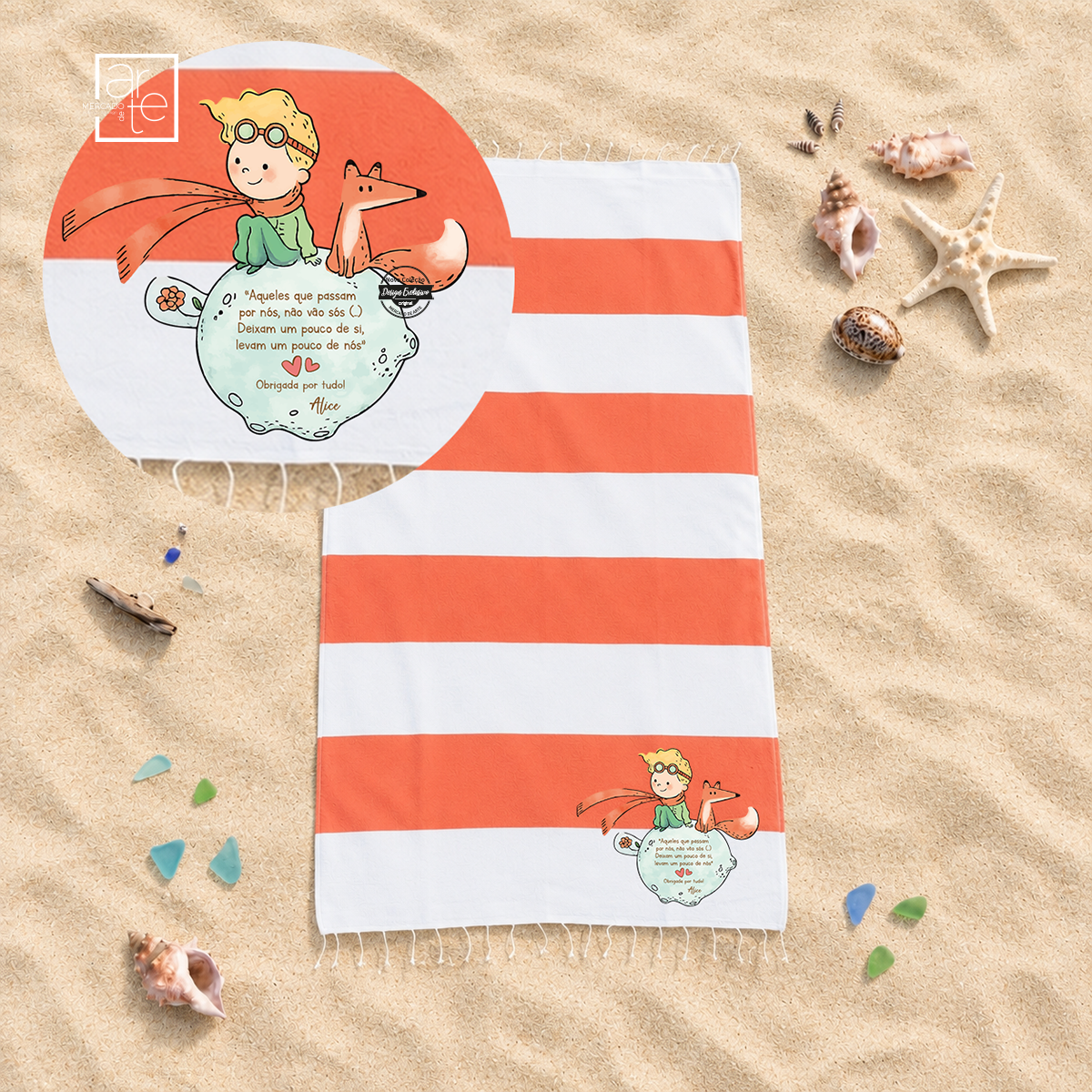 ✨ Torna cada momento ainda mais especial com os nossos artigos personalizados inspirados no universo mágico do Principezinho.
Toalha de praia principezinho "Aqueles que passam por nós, não vão sós. Deixam um pouco de si, levam um pouco de nós" uma lembrança única, criada com carinho e personalizada nomes e/ou frase que desejar.
Porque, tal como o Principezinho nos ensinou, "o essencial é invisível aos olhos" - mas uma recordação feita à medida fica para sempre no coração. 💛