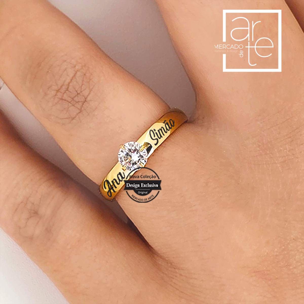Novidade! Aliança solitário em aço inóx. Uma aliança super elegante que pode personalizar com os nomes que desejar. Disponivel em dourado ou prateado e do tamanho 15mm ao 21mm. REF: MA-AN156