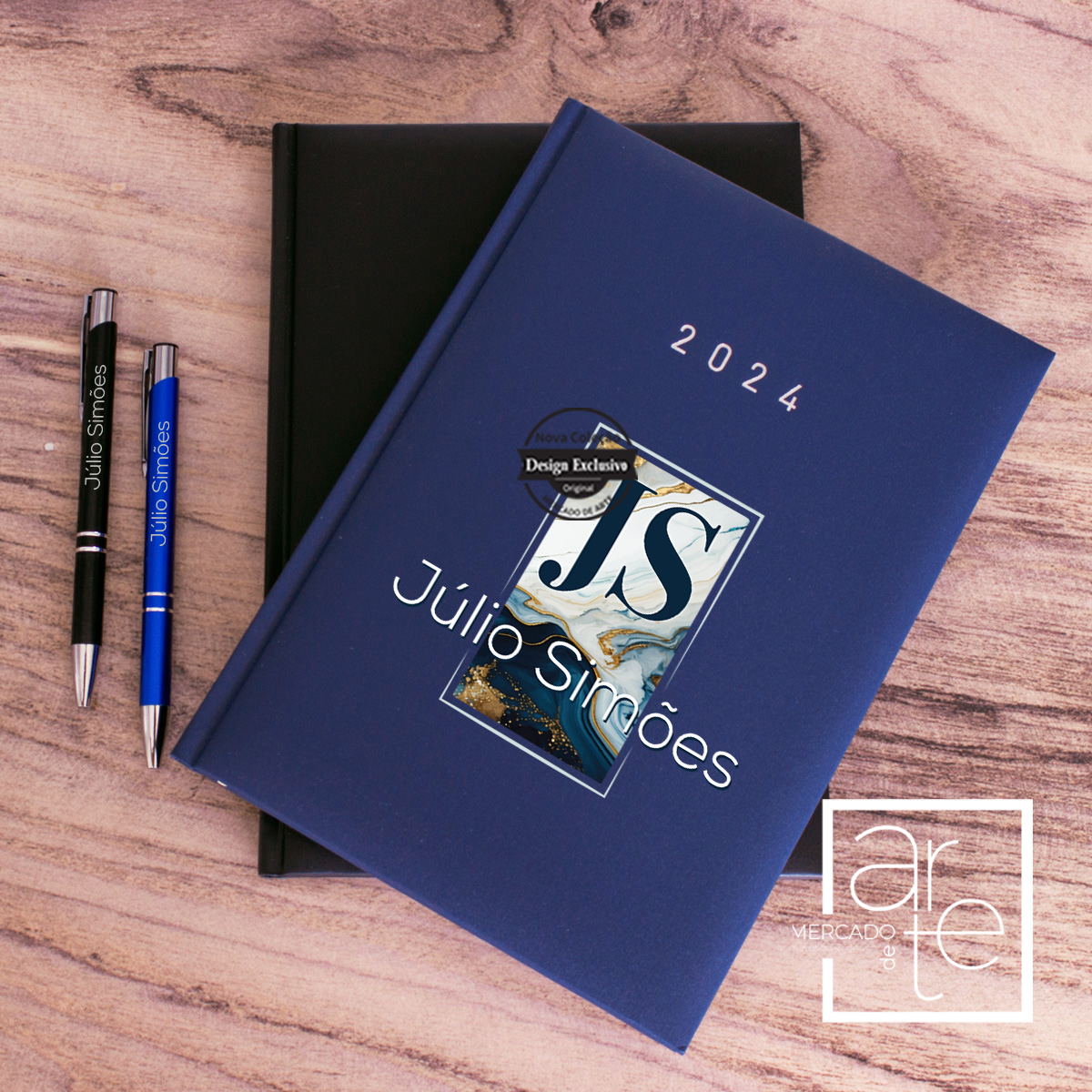 Novidade! Agenda semanal 2024 masculina "nome". Disponível em azul ou preto. Com opção de conjunto com caneta ou apenas agenda. Personalize com a frase que desejar. REF:MEG078 Material Agenda semanal A5+. Capa em papel PVC e fitilho prateado. Papel marfim de 80gr. Idioma português e espanhol. Inclui espaço de preenchimento de dados pessoais, calendário 2024, mapa, e