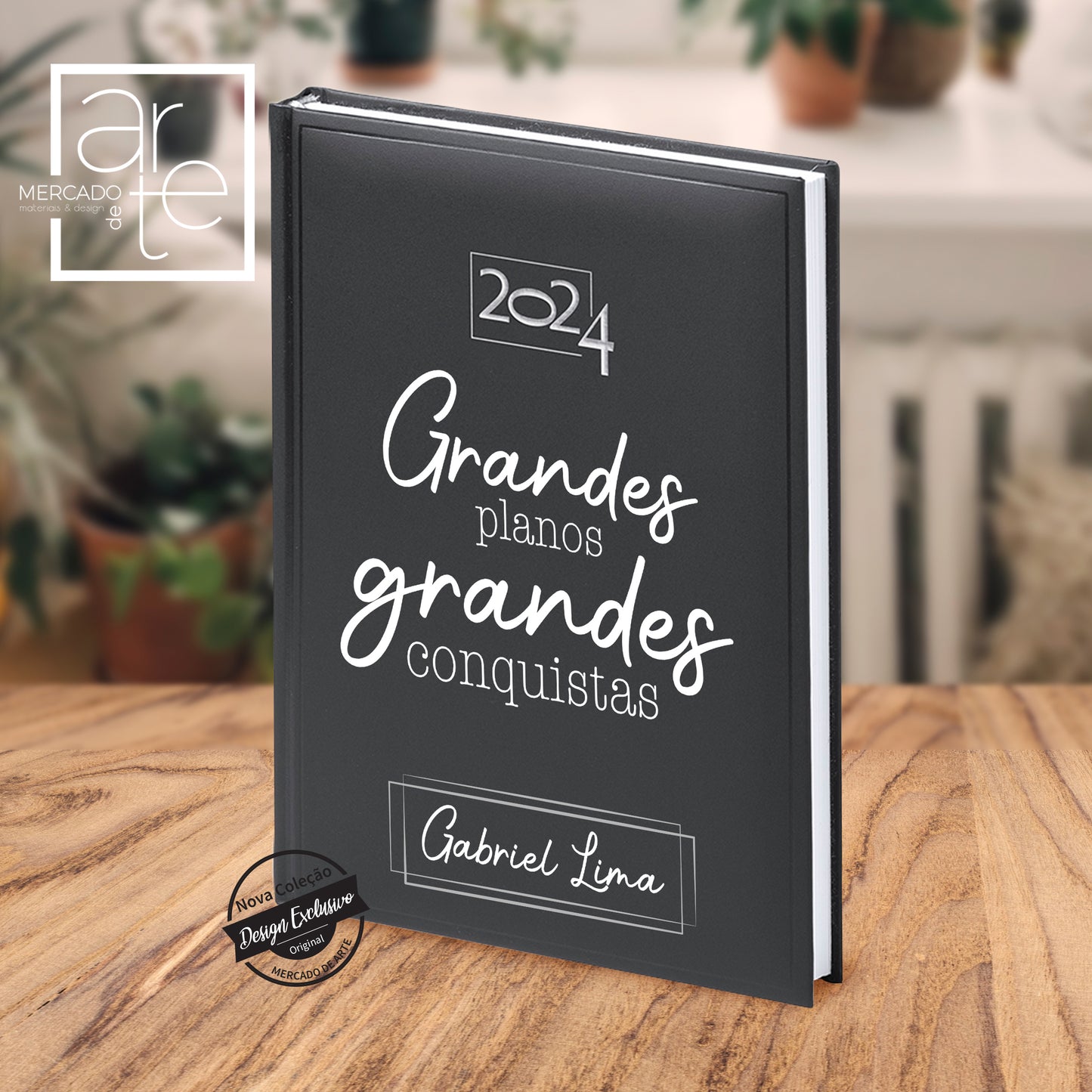 Nova coleção de Agendas personalizadas 2024 !! Agenda diária " Grandes planos ... " capa preta, tamanho A5, personalizável ao seu gosto. Capa Rígida, marca páginas em tecido.