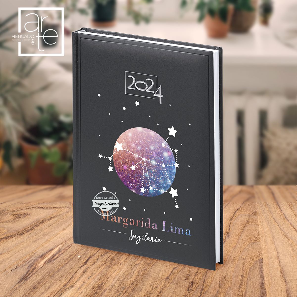 Nova coleção ! Agenda diária A5 2024 personalizável com nome signo e constelação correspondente. REF:MEG092 Material Com capa rígida e inclui marca páginas em tecido. Tamanho 20x15cm. Várias Línguas: Espanhol, Português, inglês, francês, italian