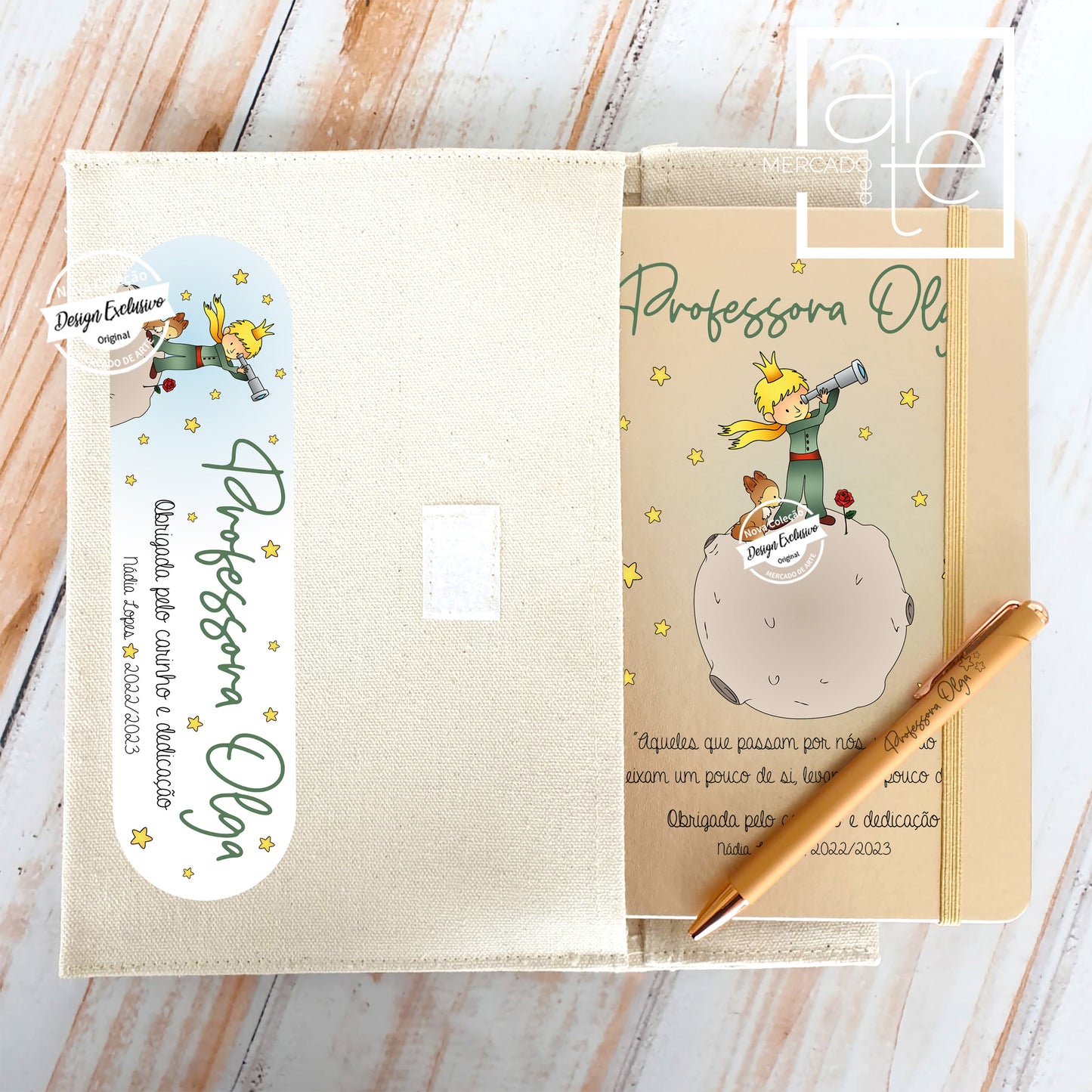 O kit perfeito para quem gosta de organização ! Conjunto bolsa multiusos + Bloco de notas e caneta " Principezinho " Esta bolsa pode ser utilizada para guardar os nossos blocos notas, como para a arrumação de documentos, objetos de higiene pessoal, entre outros... Super versátil e ecológica.