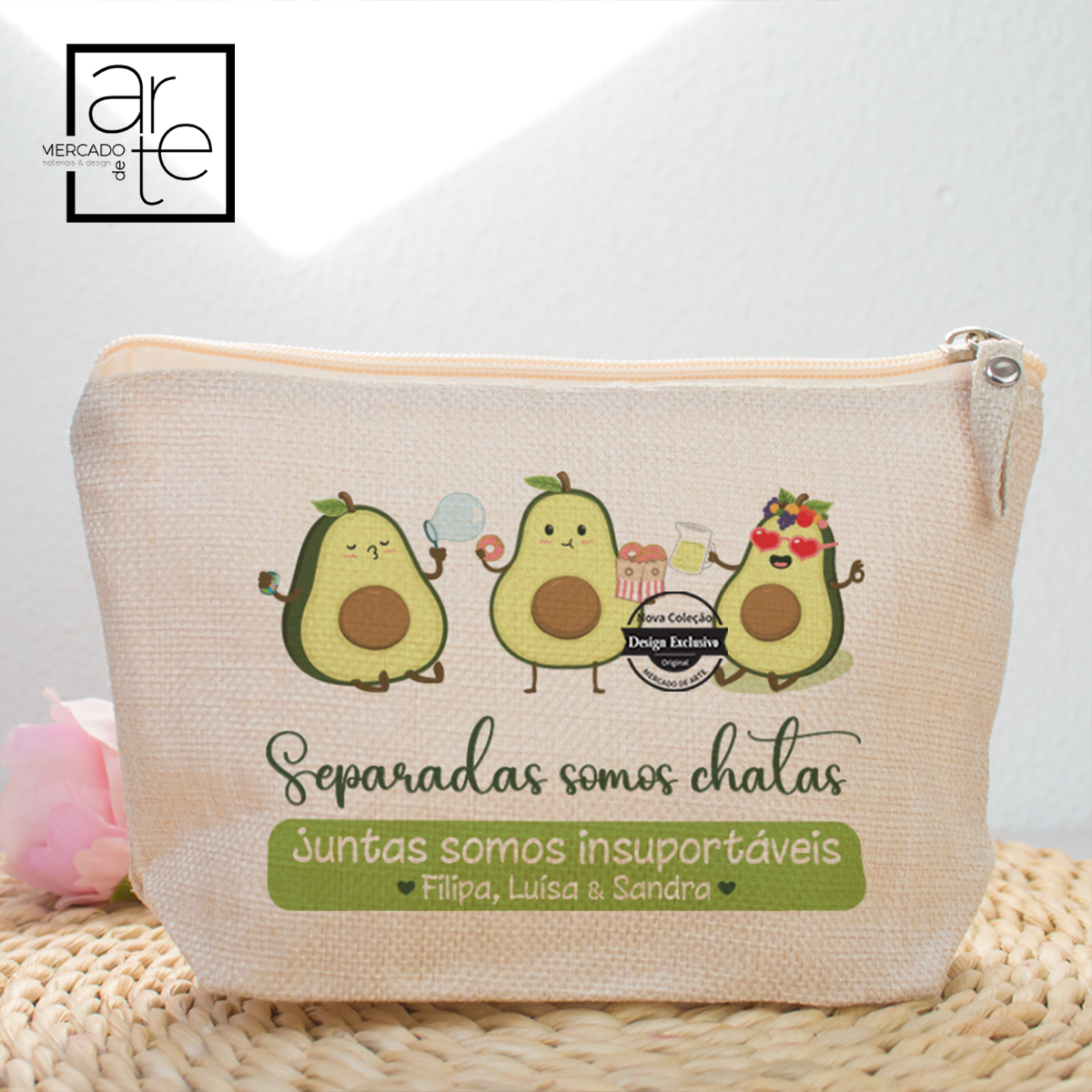 Nova coleção amigas! Uma coleção super gira com as nossas abacates super amorosas e divertidas! Com certeza temos umas quantas amigas que de identificam esta esta coleção. Personalize com a frase e nomes que desejar. REF: MA-AMI071 Material Bolsa de linho