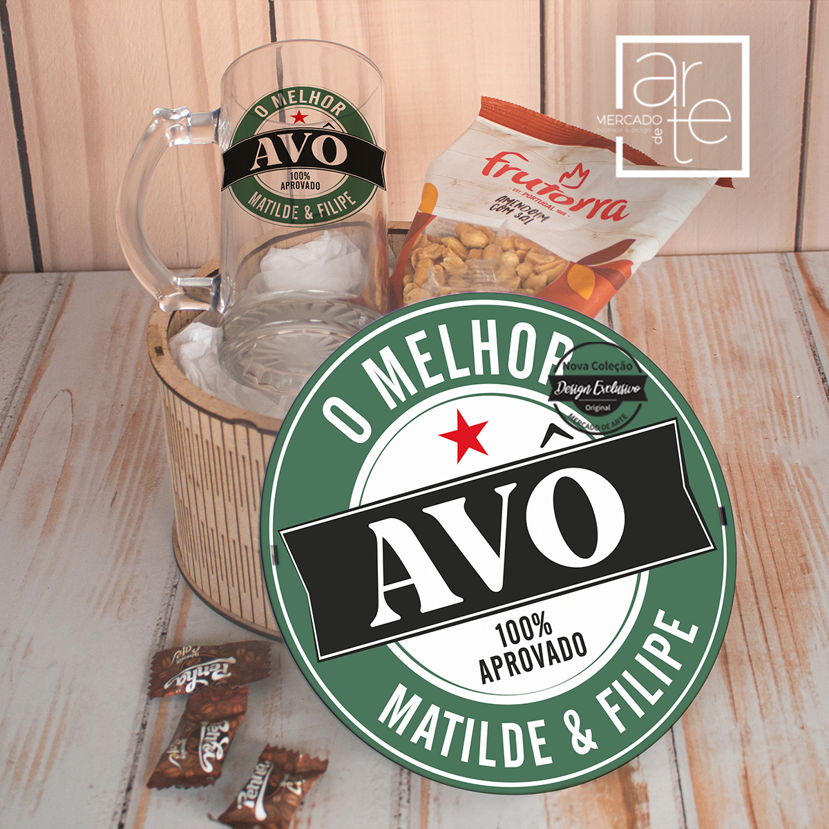 Novidade! Os nossos kits são sempre um sucesso e a pensar nos seus presentes mais especiais uma super novidade para os avôs. Aproveite a nossa sugestão ou personalize com a frase que desejar. REF: MA-AVOS166 Kit composto por: - 1 caneca de cerveja personalizada, capacidade 650ml. - 1 pacote de amendoins. - 1 nougat - 4 rebuçados de café. - 1 caixa com tampa personalizada.