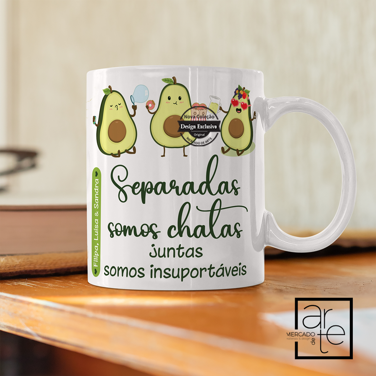 Nova coleção amigas! Uma coleção super gira com as nossas abacates super amorosas e divertidas! Com certeza temos umas quantas amigas que de identificam esta esta coleção. Personalize com a frase e nomes que desejar. REF: MA-AMI072 Material Caneca de cerâmica