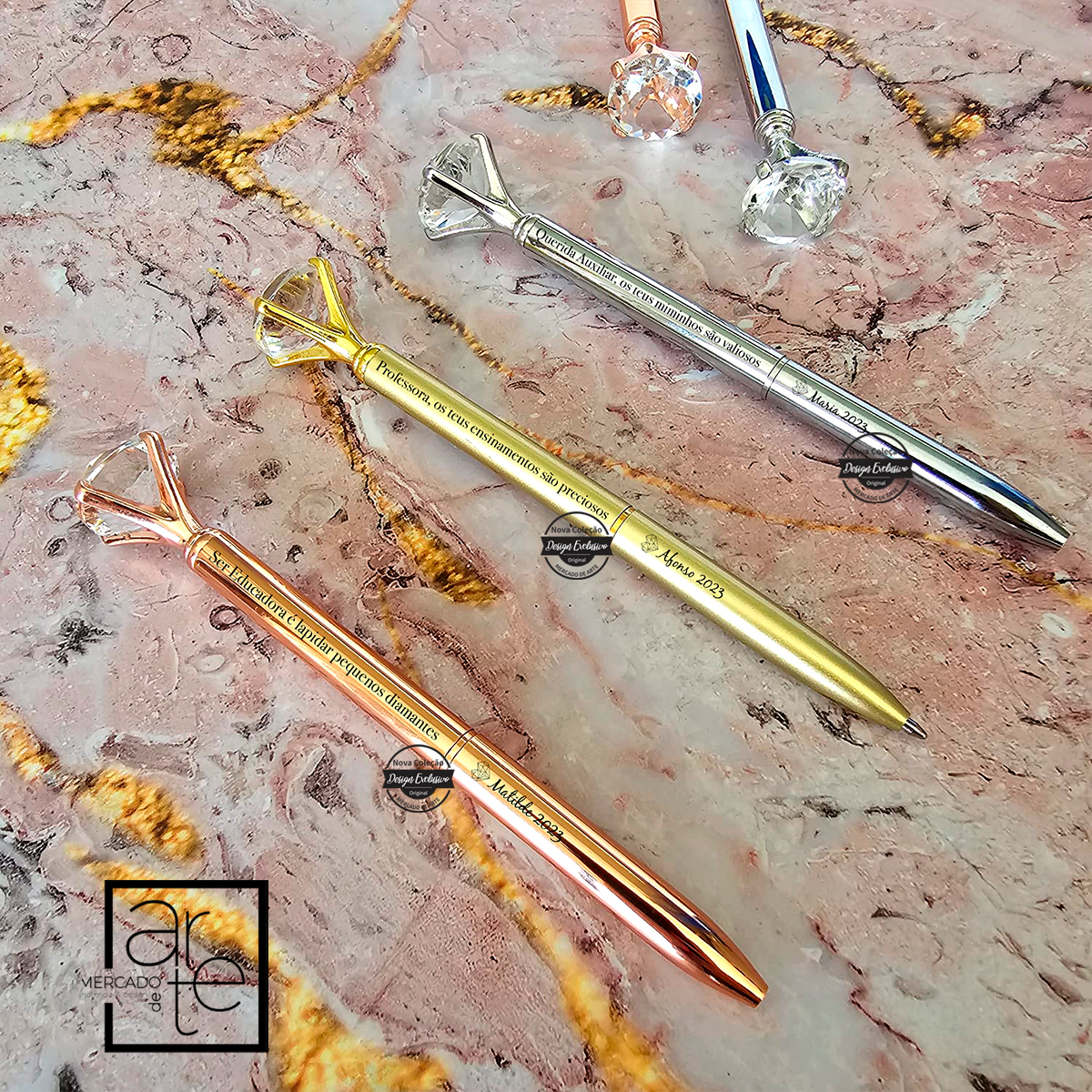 Novidade! Canetas metalizadas com diamante na ponta! Achamos que esta peça merece um "UAU". Encontre connosco as lembranças mais originais e económicas para oferecer este final de ano letivo. Personalize como desejar ou escolha igual à nossa imagem. REF: ESC226