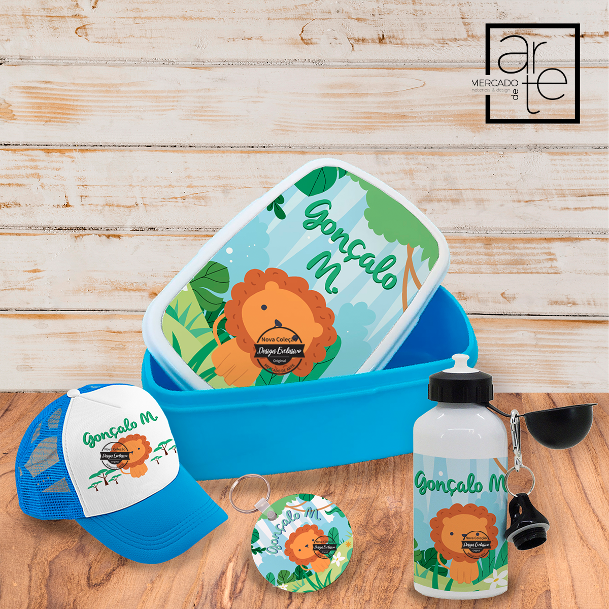 Novidade! Um super kit para os mais pequeninos, ideal para identificar os pertences dos seus filhos ainda com desenhos super coloridos que com certeza os mais pequeninos irão adorar. Kit ideal para a escolinha, férias de verão ou ATL. Vendido em conjunto ou separadamente. REF:CRI047 Kir composto por: 1 Marmita 1 boné 1 identificador de mochila 1 garrafa com bebedouro adaptado.