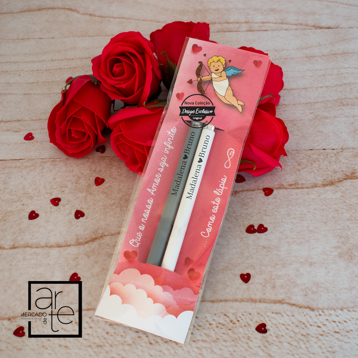 Novidade! Conjunto lápis infinito com cartão " Que o nosso amor seja infinito...como este lápis". Inlui um lápis cinza e um lápis branco. Personalize os lápis com nomes ou pequena frase que desejar. Cartão não personalizável. REF:MA-NAM457