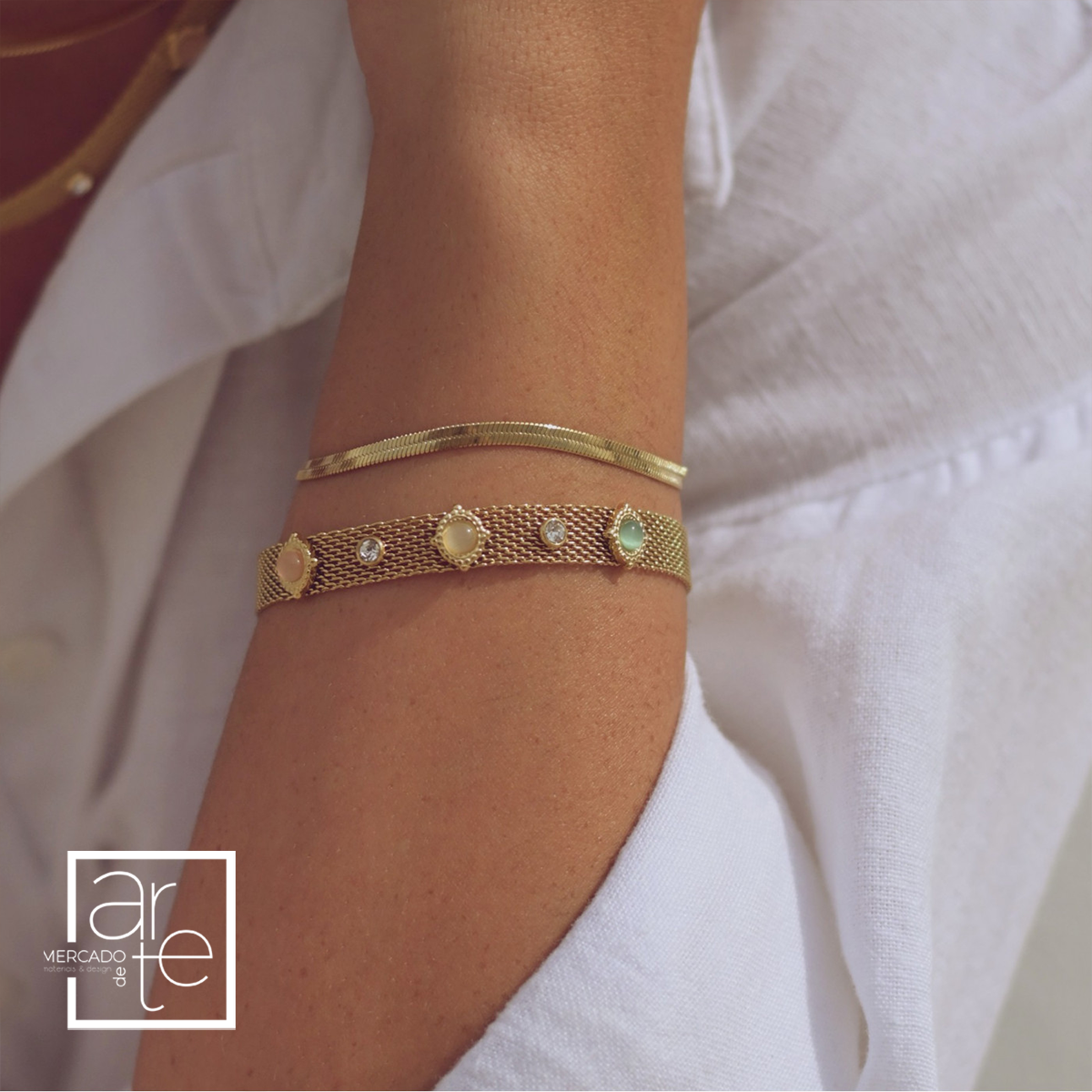 E que tal este conjunto para o seu próximo evento? Peças super especiais e elegantes que pode conjugar em diversas ocasiões! Faça os seus conjuntos ou escolha apenas a sua peça preferida. Vendida em conjunto ou separadamente. Pulseira snake e/ou pulseira em malha de aço com pedras. REF:MA-PERS266 Material Aço inóx.