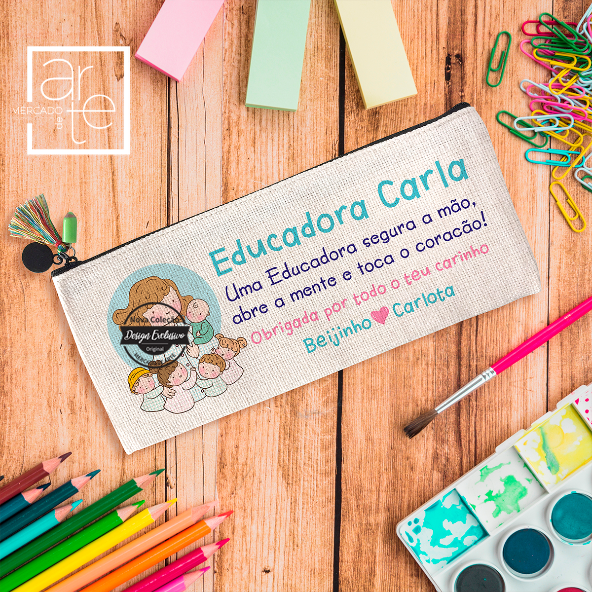 Estojo "Uma educadora segura a mão..."