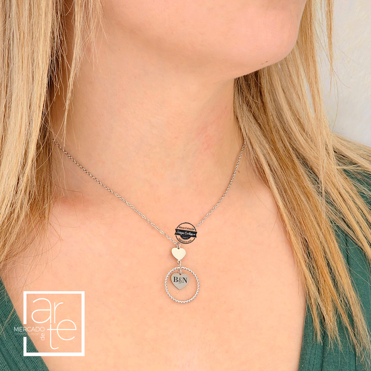 Novidade! Para as amantes de bijuterias temos uma imensa variedade personalizada por si. Escolha a sua peça preferida e dê o seu toque pessoal com a sua personalização. Fio aro em aço inóx com corações. Personalize com as iniciais que desejar. REF: MA-PERS256
