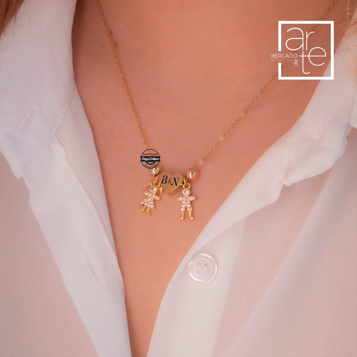 Novidade! Um modelo da sua coleção preferida agora com opção de adicionar figurinhas! Fio em aço inóx com zircónias. Adicione até 5 figurinhas e personalize o coração/corações com as iniciais que desejar. Coloque no campo de texto a gravar nomes e indicação de menina/s ou menino/s.
