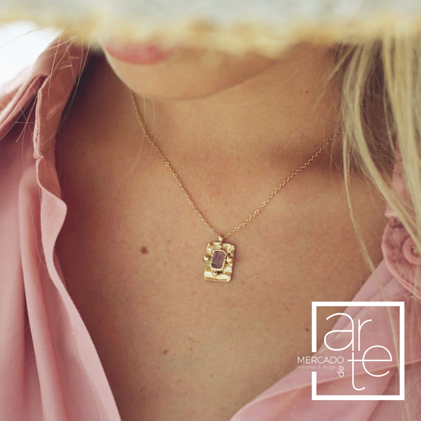 O acessório perfeito para qualquer look e uma excelente opção de presente por exemplo de aniversário para amiga, irmã, tia, madrinha... Fio " Bella " em aço inoxidável dourado, com zircónia colorida.