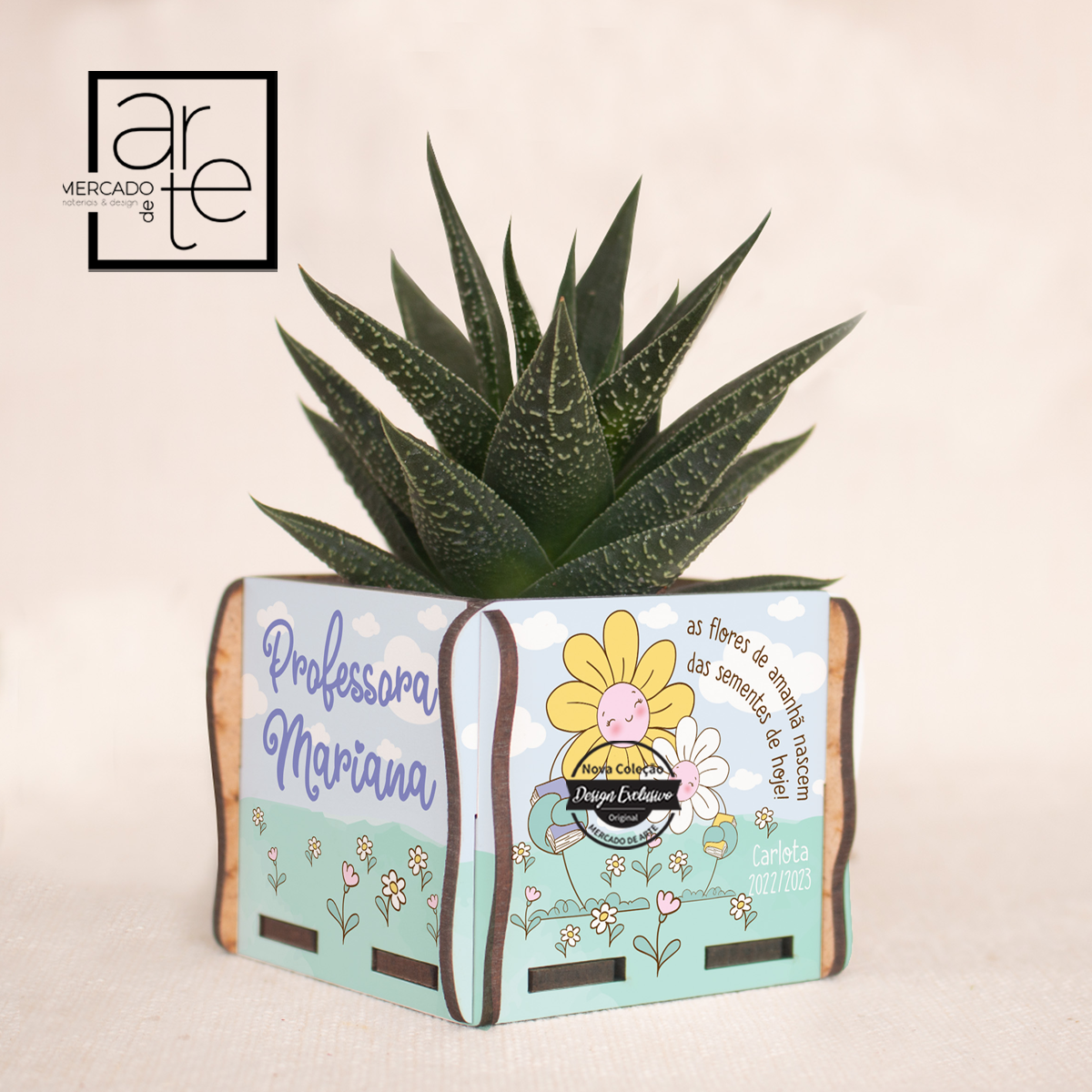 "Professora, as flores de amanhã nascem das sementes de hoje!" Um presente super carinhoso que ficará para a posterioridade! Faça a sua encomenda e personalize com a frase que desejar. Vaso em mdf com opção de compra com ou sem planta. Suculenta meramente ilustrativa seguirá consoante stock existente. REF: ESC220 Material Mdf.