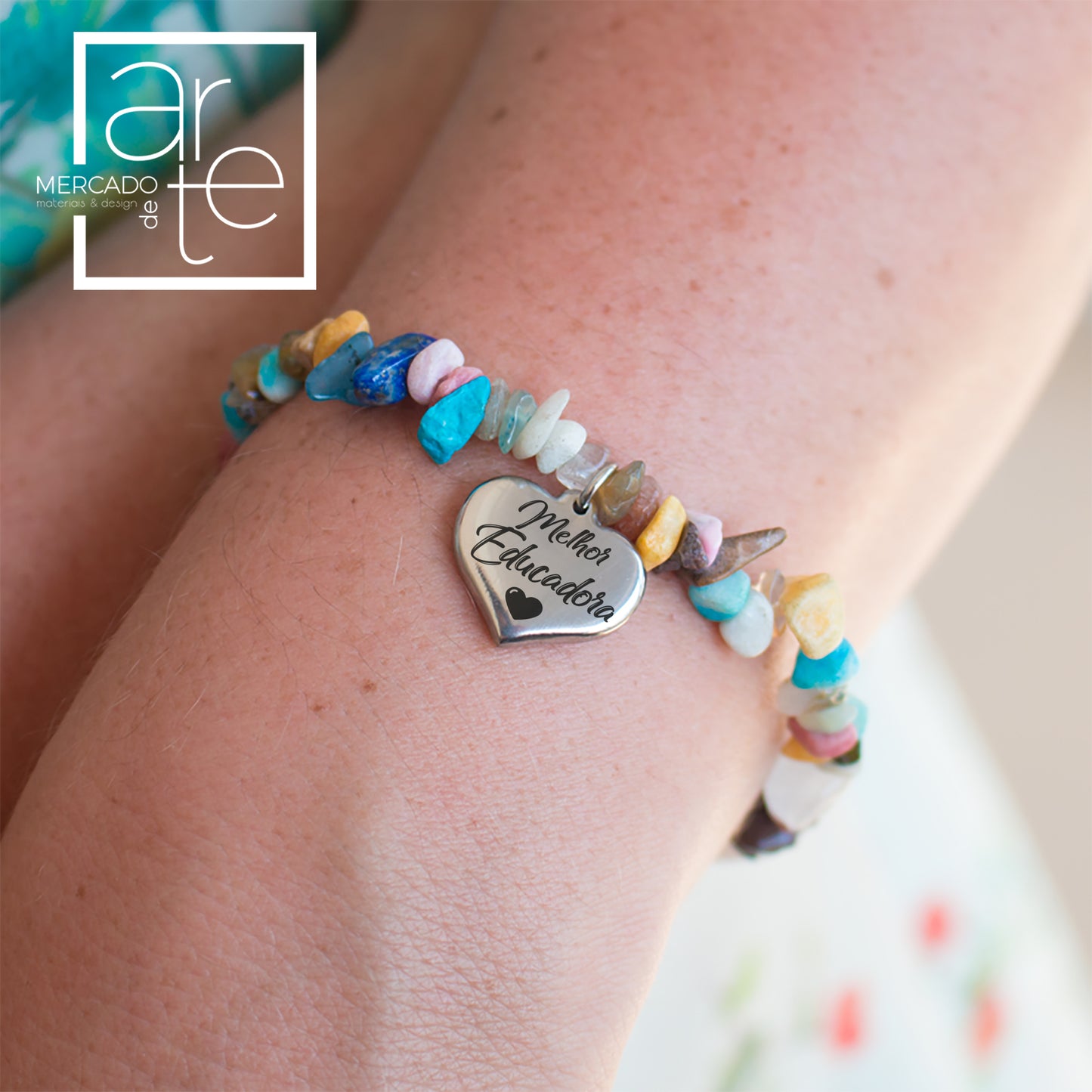 Mais uma sugestão bem colorida para as educadoras professoras, auxiliares e não só! Pulseira " Educadora " em pedras naturais com elasticidade, confortável e ajustável, com o pendente coração em aço inoxidável de excelente qualidade. Personalize ao seu gosto, aconselhamos como está no nosso exemplo