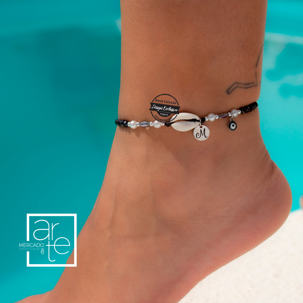 Novidade de verão! As nossas pulseiras de pé são sempre um sucesso! O pormenor que vai completar o seu look de verão. Pulseira ajustável com missangas, búzio natural e pendente de olho turco e medalha em aço inóx. Personalize a medalha com a inicial que desejar. REF: VER087