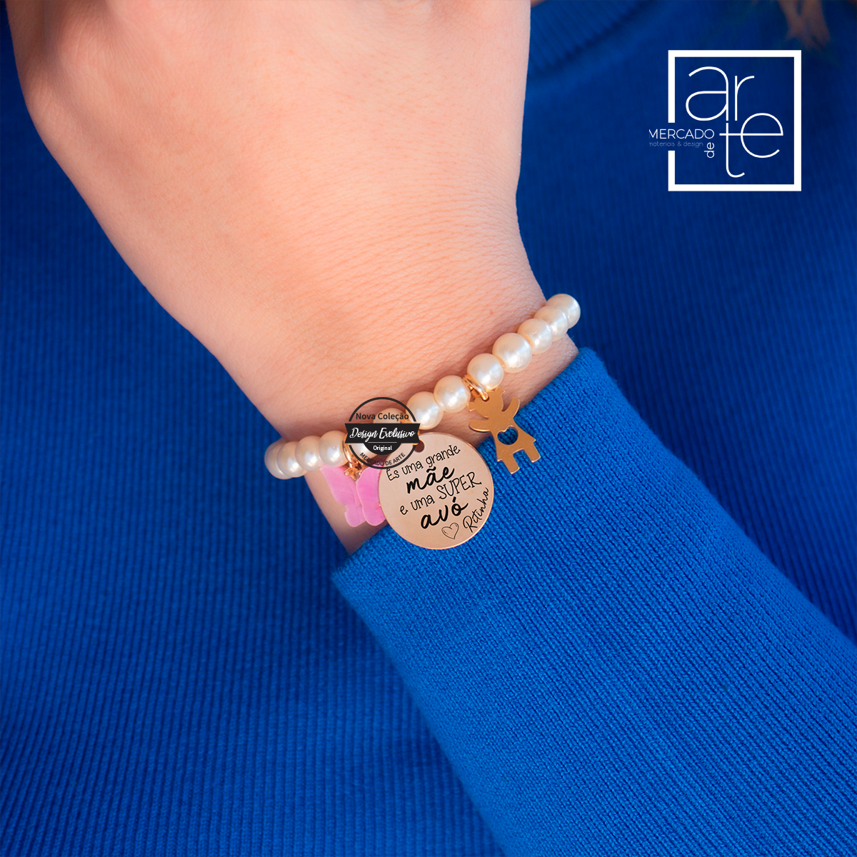 Novidade! Um clássico que nunca falha. Uma peça cheia de significado para levar sempre consigo. Personalize com pequena frase que desejar. Disponível com menino ou menina. REF: MA-AVOS162 Material Pérolas sintéticas e aço inóx.