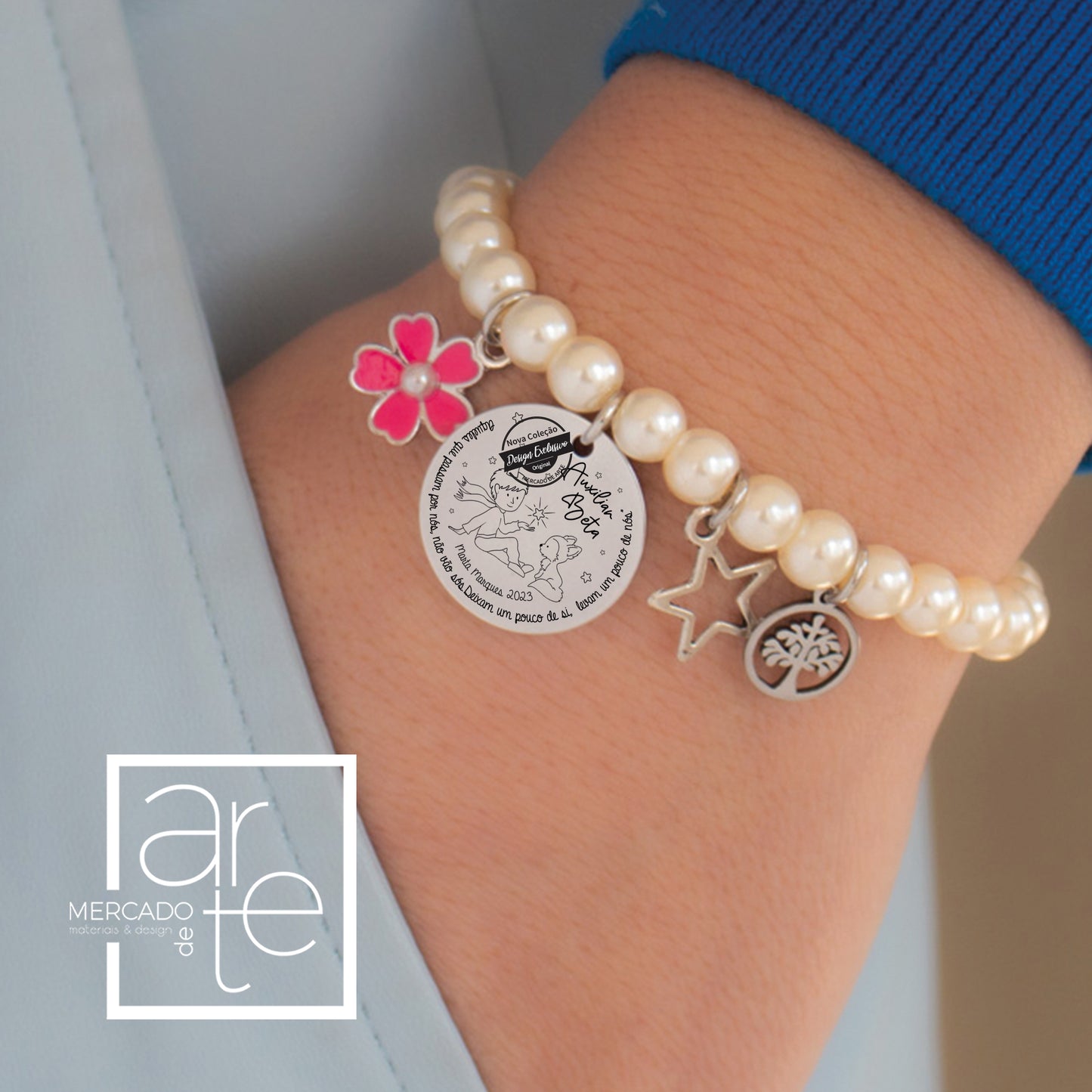 Uma sugestão que todas as educadoras, auxiliares e professoras vão adorar. Um best seller da nossa loja. Pulseira de perolas " Principezinho " , em prateado podendo personalizar a frase e nome.