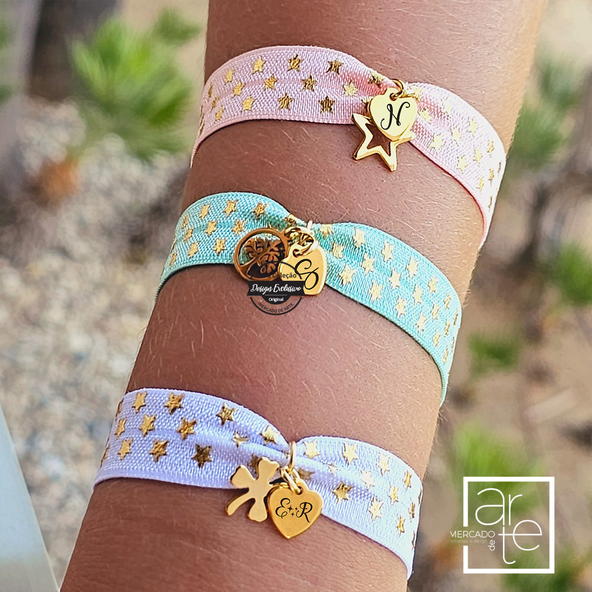 Novidade! Pulseira em tecido elástico, super coloridas, económicas e confortáveis! Uma coleção super "Summer vibes". Escolha a sua cor preferida, a medalha e personalize com nome inicial ou símbolo. REF: VER109 Material Pulseira de tecido elástica. Pendentes aço inóx.