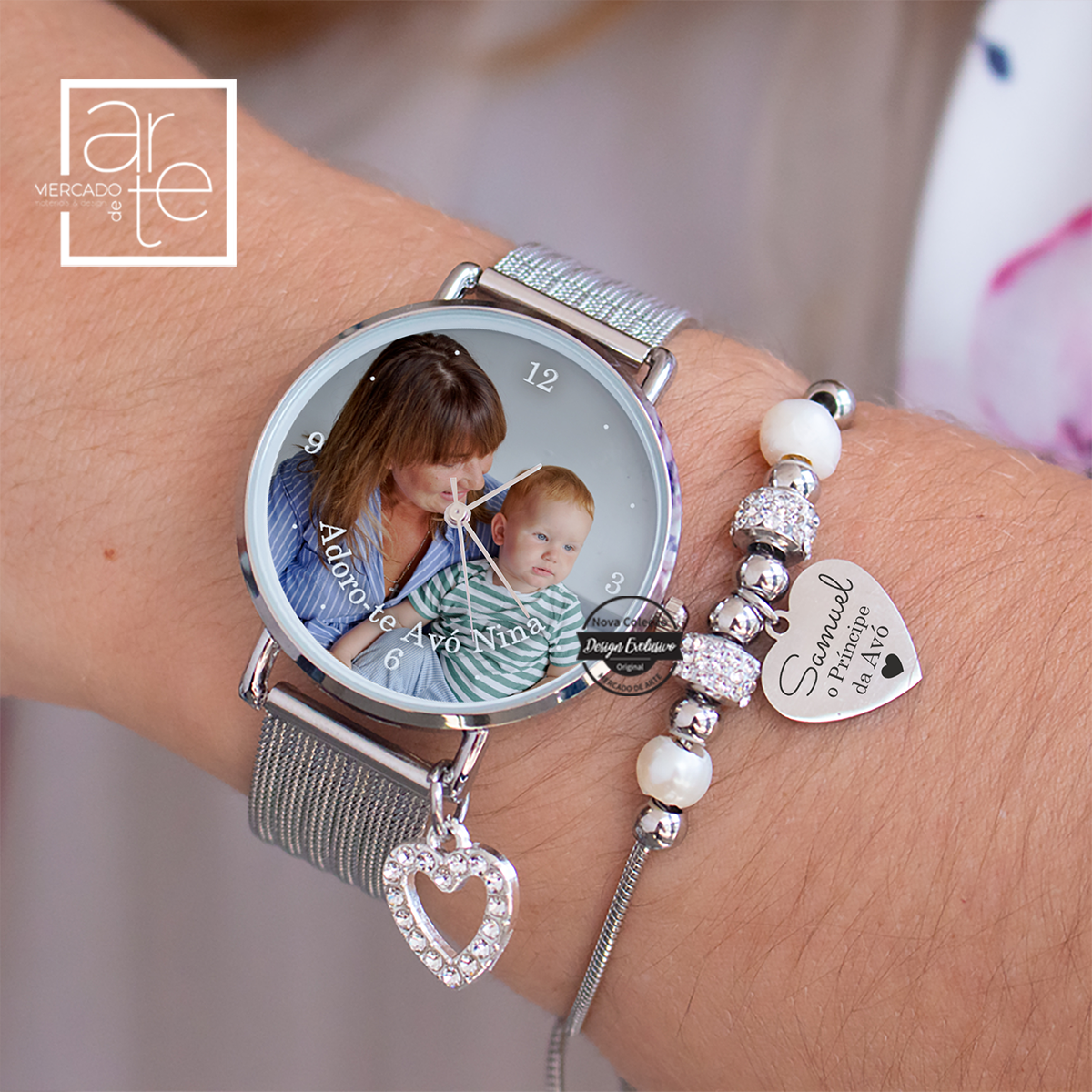 😍Novidade! Relógio e/ou conjunto " Adoro-te Avó ". Personalize com a sua fotografia preferida e pequena frase a gosto. Pulseira também personalizável com pequena frase. Caixa incluída na compra do conjunto ou do relógio.Vendido em conjunto ou separado. REF:MA-AVOS170 Material Relógio em aço inóx com bracelete ajustável. Pulseira ajustável em aço inoxidável.