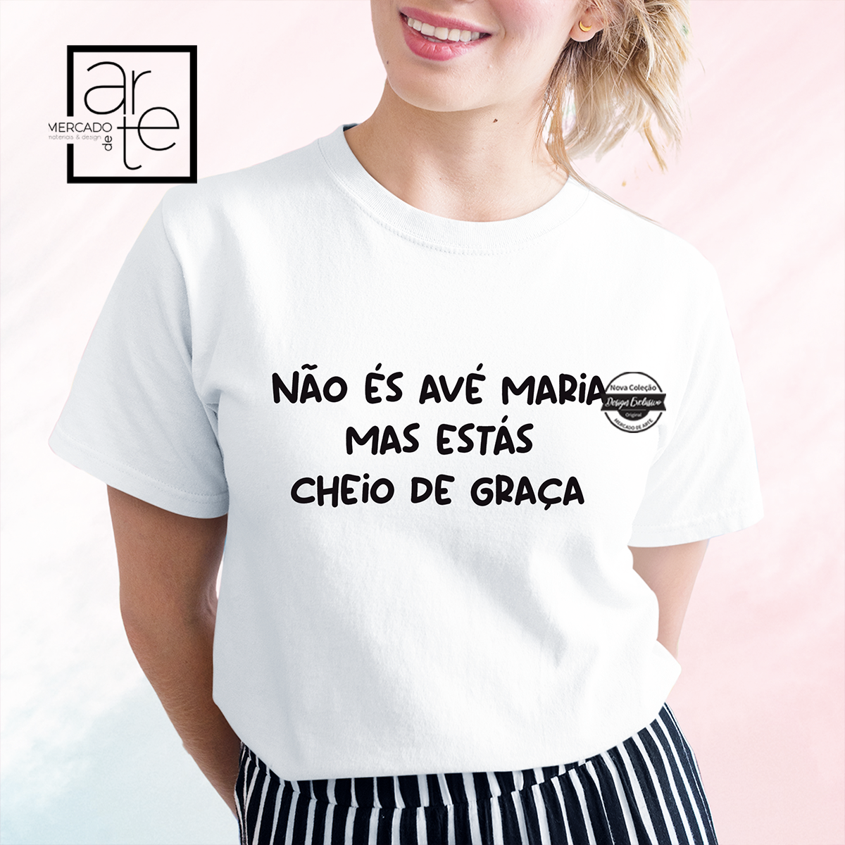 Novidade! A nossa coleção é uma perdição! Encontre connosco as t-shirts com mais sentido de humor de sempre! Temos a ideal para qualquer ocasião! Personalize coma frase que desejar. Disponível do S ao XL em branco ou preto. REF: TPS035 Material 100% Al