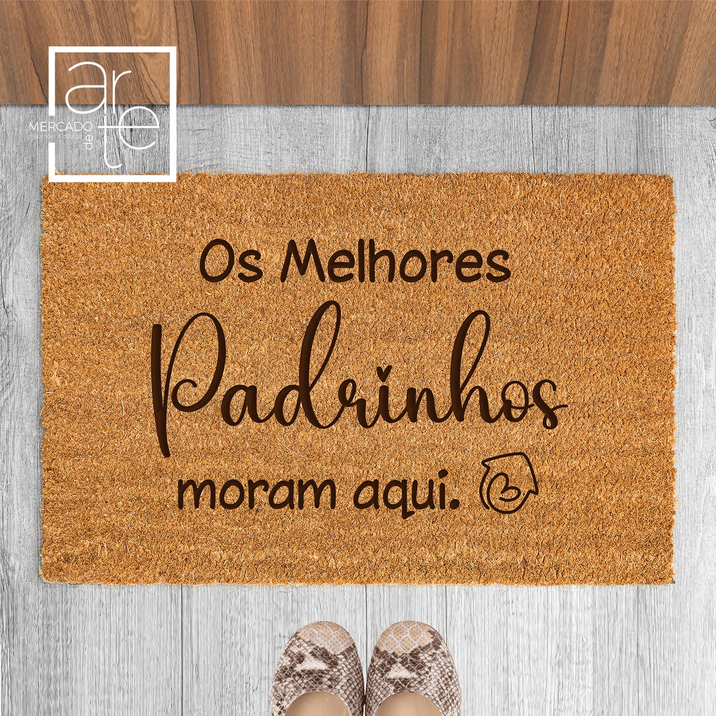 Super novidade! TAPETES DE ENTRADA PERSONALIZADOS Dê um toque especial à sua entrada com os nossos tapetes personalizados. Tapete de entrada " Os melhores padrinhos moram aqui". Personalize com a mensagem que desejar. Uma sugestão para a sua casa ou para oferecer com a frase a seu gosto