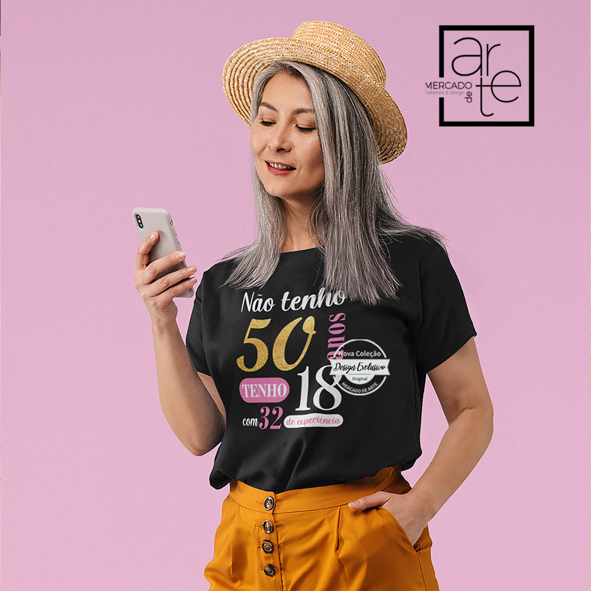 Procura um presente giro para aniversário? Está t-shirt é uma ótima sugestão para quem tem um espírito jovem e sentido de humor apurado. Personalize com a frase que desejar e ofereça momentos de gargalhadas. T-shirt 100% algodão " Não tenho 50 anos, temos 18 com 42 anos de experiência". Disponível do S ao XXL. Disponível em preto ou branco. REF: TPS038 Material 100% algodão.