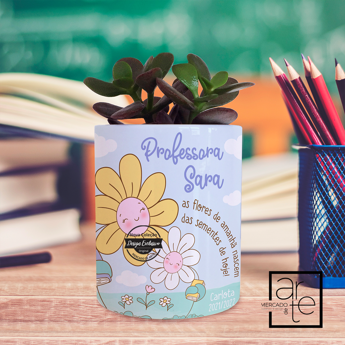 Uma das nossas peças preferidas! O nosso vaso com suculenta é uma lembrança que ficará para a posterioridade. As suculentas são uma planta com imensa durabilidade quando bem cuidadas. Imagem de plantas meramente ilustrativas as suculentas serão enviadas consoante stock disponível. Vendido em conjunto ou separadamente. REF:ESC214 Material Vaso em cerâmica. Planta natural
