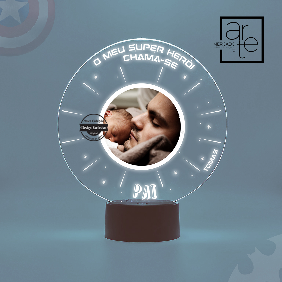 Uma das nossas peças preferidas personalizadas por si! Crie um ambiente super acolhedor com a moldura bola Led fotografia com 7 cores de luzes para ir alterando ao seu gosto. Pode personalizar com fotografia e frase que desejar