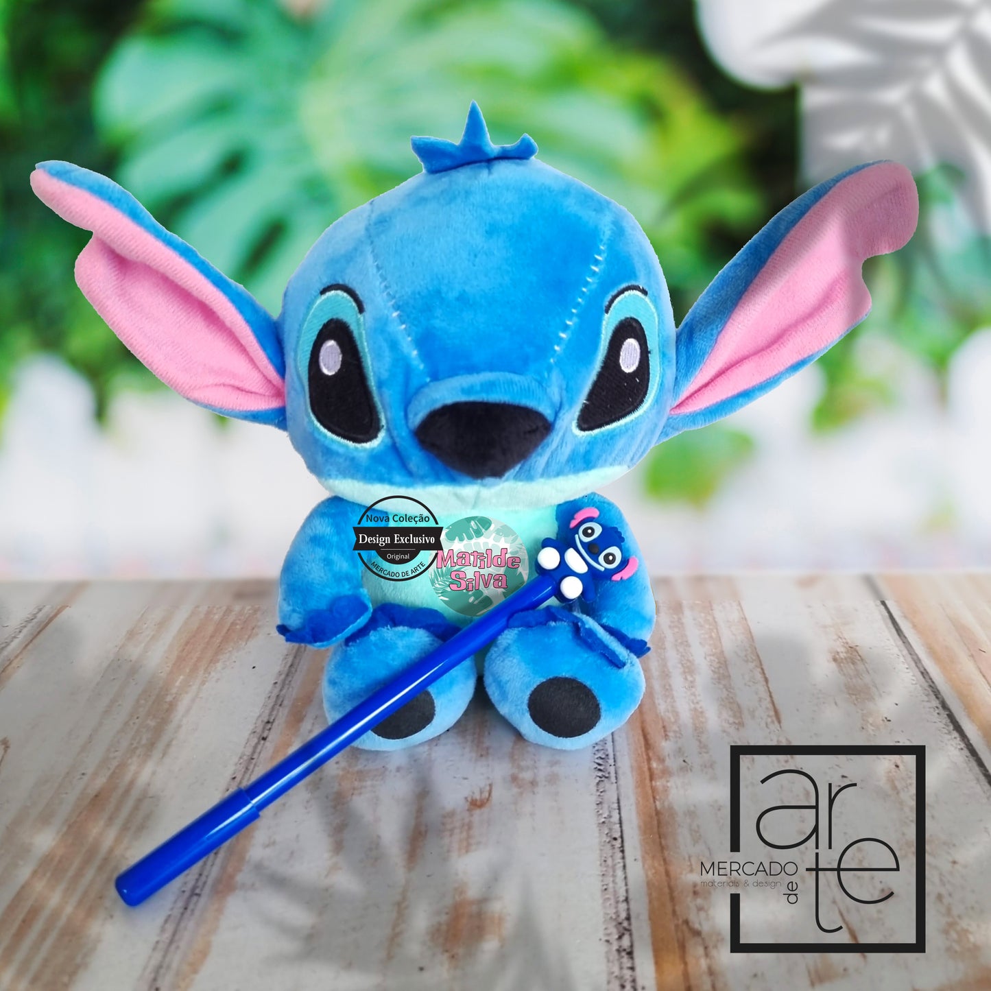 O nosso peluche do stitch é um amor, com certeza os mais novinhos vão adorar! Personalize com o nome que desejar. Conjunto com caneta incluída.
