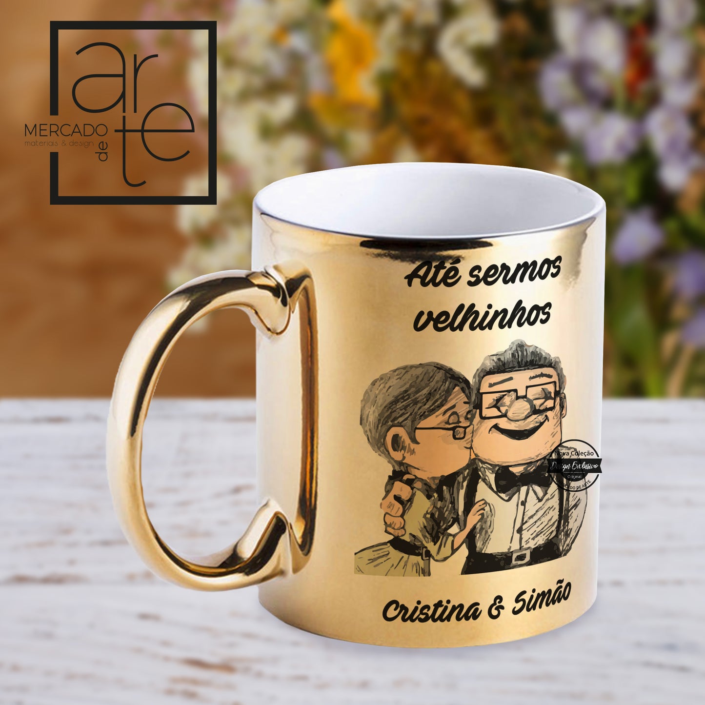 Novidade! Caneca de cerâmica dourada metalizada com bonequinhos, pode personalizar com pequena frase e nomes que desejar. Ofereça um presente especial a quem deseja que envelheça consigo!
