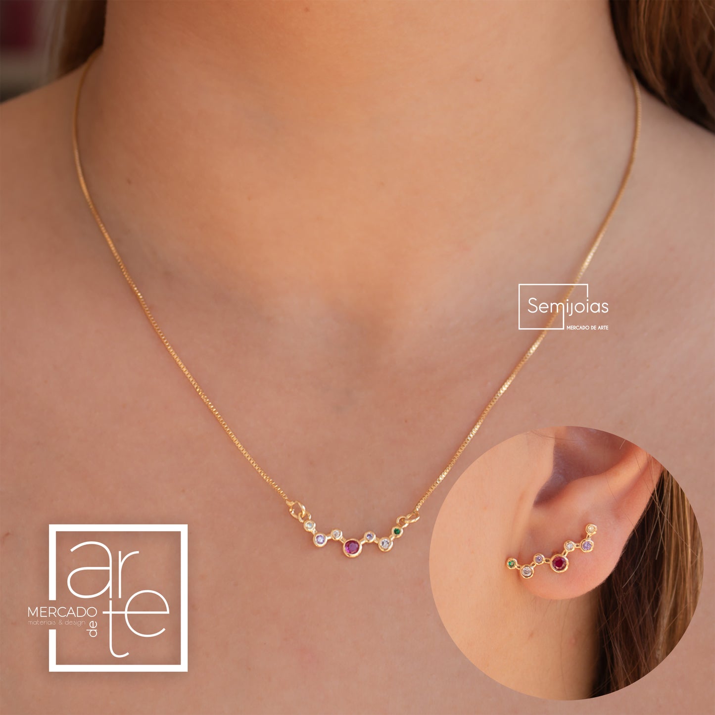 Conjunto fio e brincos constelação. Semijoia com zircónias coloridas, banho de ouro 18k. Um conjunto super elegante cheio de brilho que completa o seu look de dia a dia.