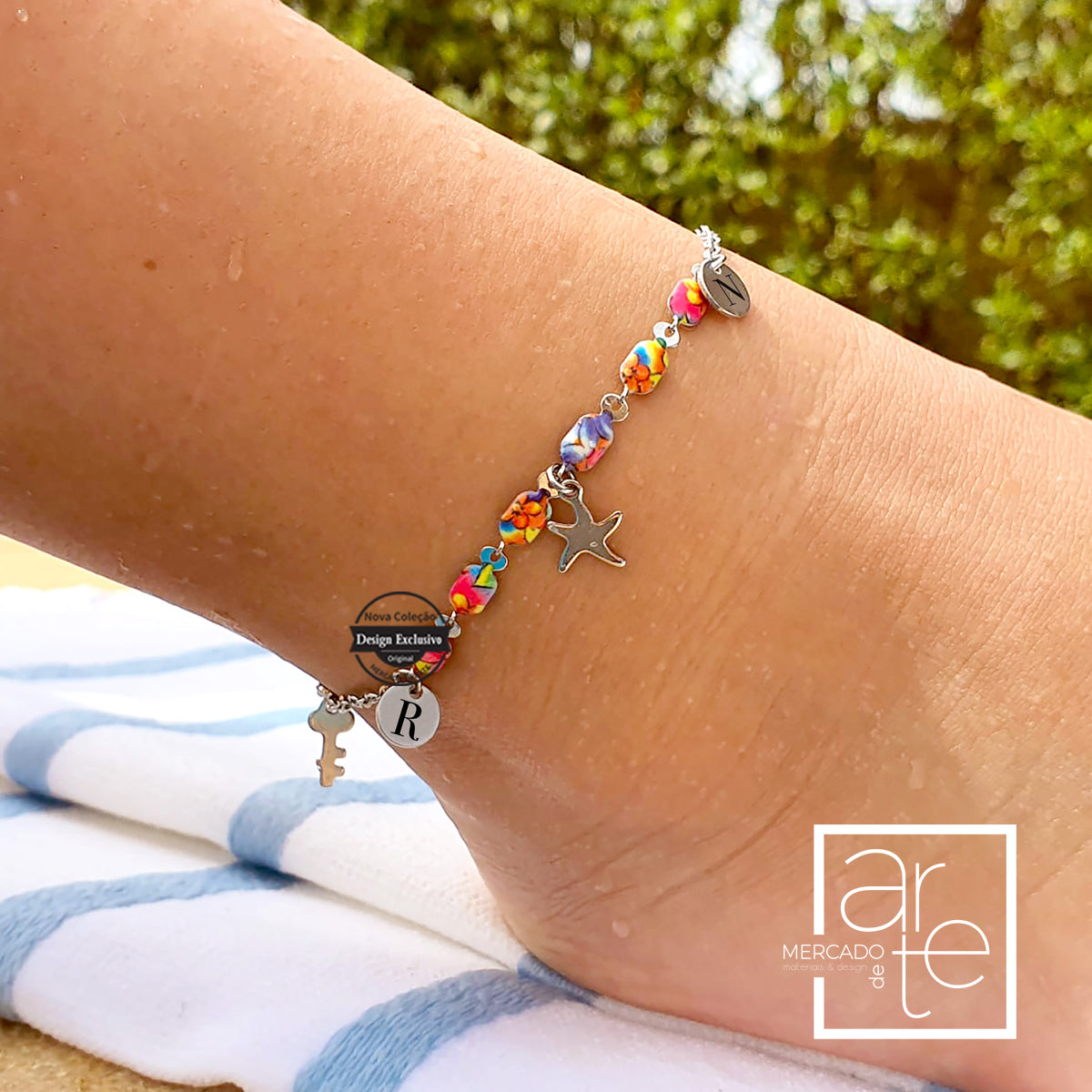 Pulseira de pé malha colorida "inicial"