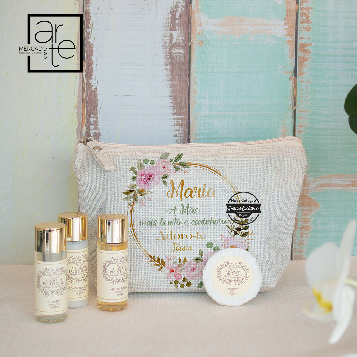 Bolsa com cosméticos " A mãe mais bonita e carinhosa" em tecido tipo linho que pode personalizar ao seu gosto. Kit inclui em tamanho de viagem um champô, um gel de banho, um condicionar e um sabonete. Os produtos são de origem portuguesa da marca aromas de Portugal e são super cheirosos! REF: MA-MAE183