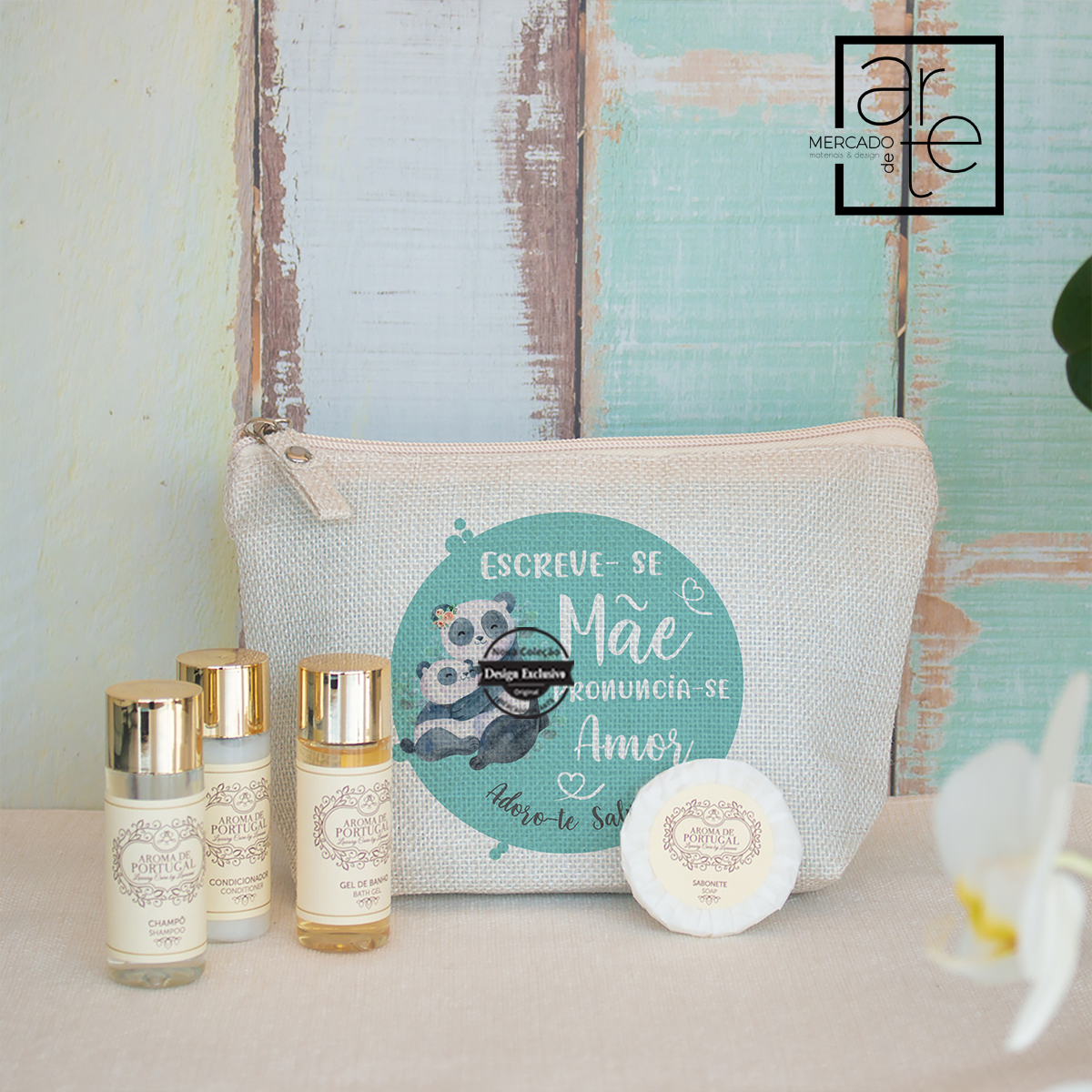 Um dos nossos preferidos agora adaptado para mãe! Bolsinha tipo linho personalizada por si. Kit inclui em tamanho de viagem um champô, um gel de banho, um condicionar e um sabonete. Os produtos são de origem portuguesa da marca aromas de Portugal e são super cheirosos! REF: MA-MAE208 Material: Bolsinha em tecido tipo linho. Produtos de viagem, champô, gel de banho e condicionador de 30ml.