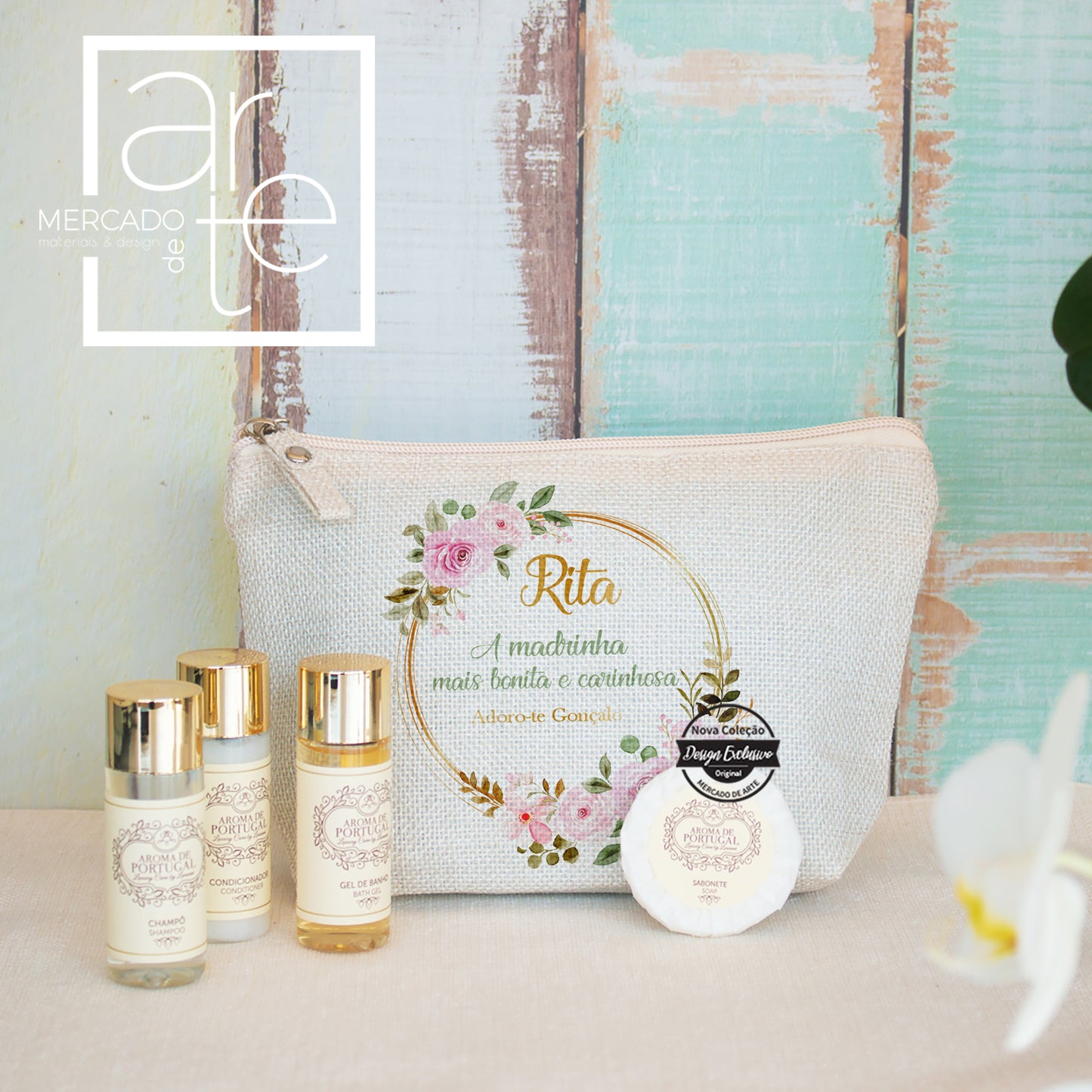 Novidade super gira nesta Páscoa às Madrinhas/ Afilhadas /Tias /mães ...Bolsa " Madrinha mais bonita e carinhosa" em tecido tipo linho que pode personalizar ao seu gosto. Kit inclui em tamanho de viagem um champô, um gel de banho, um condicionar e um sabonete. Os produtos são de origem portuguesa da marca aromas de Portugal e são super cheirosos!