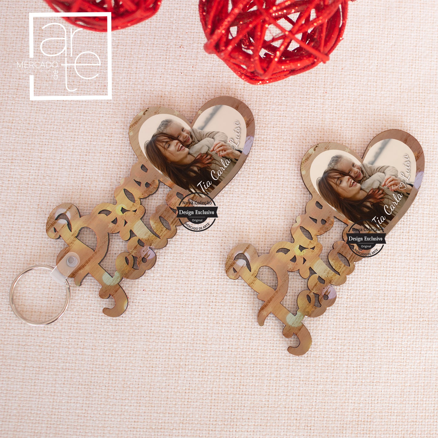 Novidade! Conjunto de porta-chaves e íman em madeiras recortada "Boas festas". Pode personalizar com a fotografia e pequena frase que desejar. Vendido em conjunto ou separadamente. Conte connosco para as lembranças mais originais para o seu Natal.