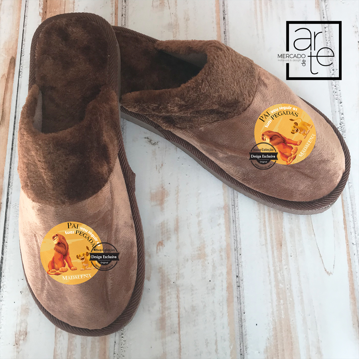 Chinelos de quarto rei leão "Pai, vou seguir as tuas pegadas" de veludo por fora e pelinho no interior. Super quentinhos e confortáveis! Personalize coma frase que desejar. Disponíveis do tamanho 36 ao 45. Disponível em castanho ou camel. REF: MA-PAI193
