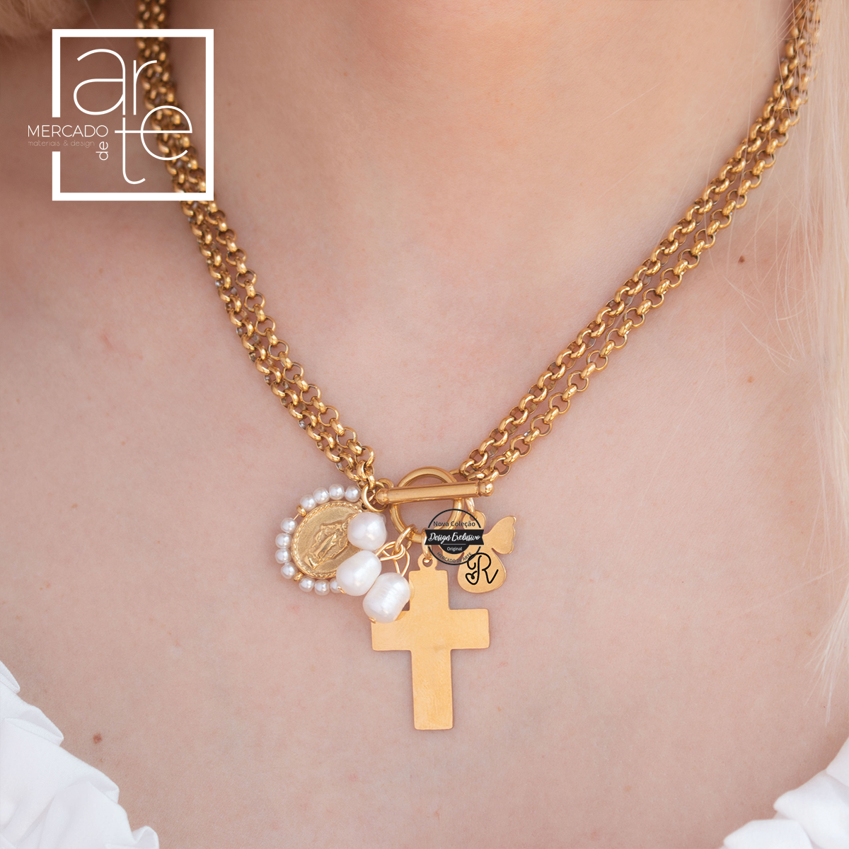 Fio em aço inóx com medalhinha trabalhada com missangas e santinha gravada, pérolas de aquacultura e pendentes em aço inóx, personalizado por si com iniciais ou simbolos