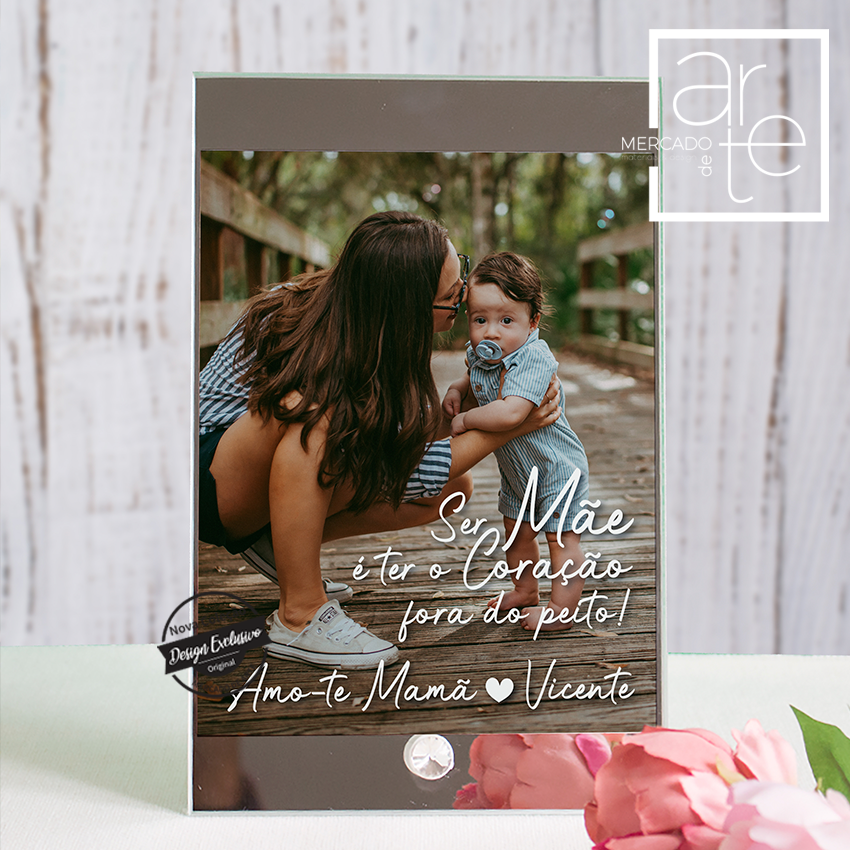Moldura com espelho "Ser mãe é ter o coração fora do peito!"