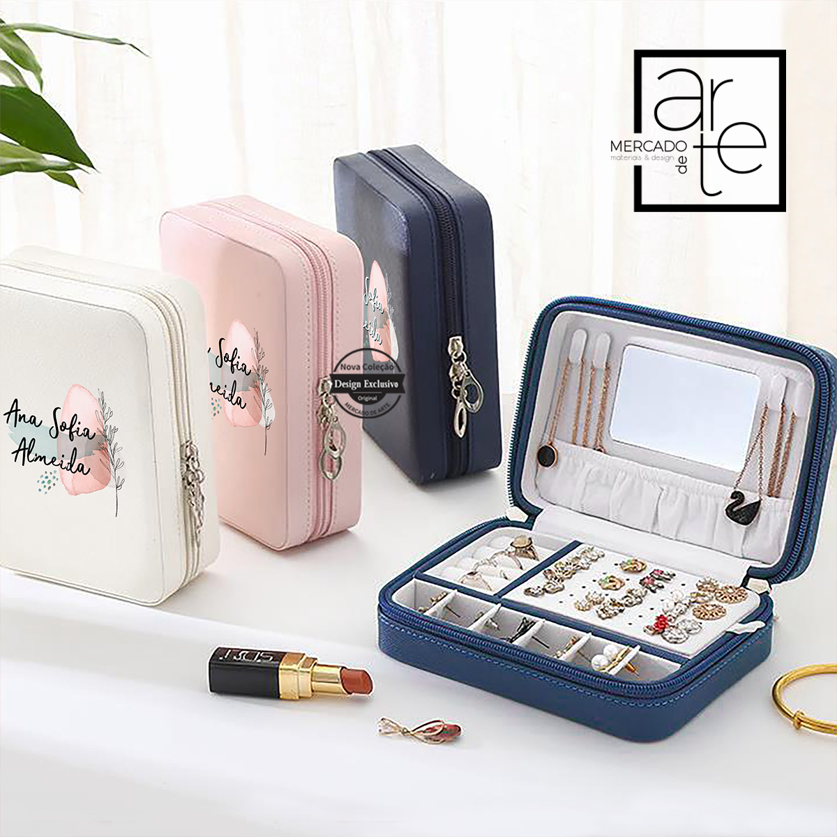Ideal para transportar os seus acessórios de forma super organizada, evitando riscos nas peças e nós no fios. Guarda joias de viagem, disponível em 3 cores: Azul, rosa e branco. ê um toque especial personalizando com o nome que desejar.