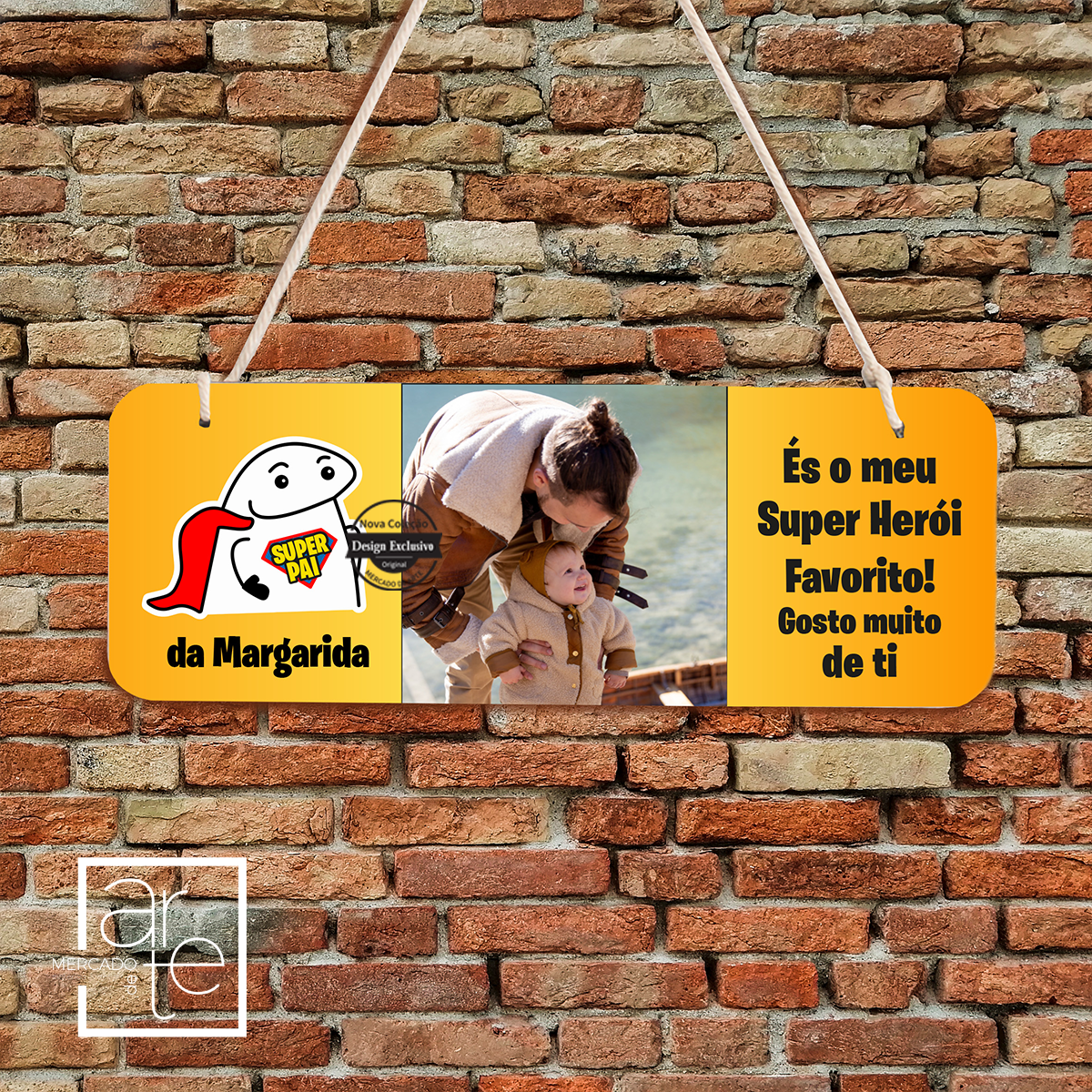 Quadro de madeira flork "És o meu super herói favorito!". Personalize com a sua fotografia favorita e mensagem especial que desejar. Corda de macramê incluída.