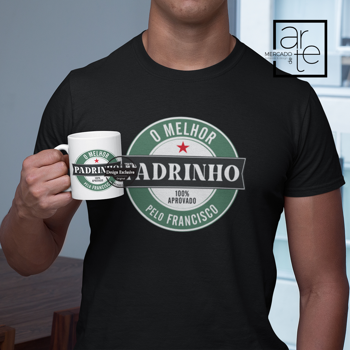 T-shirt e/ou caneca "Melhor Padrinho" , personalizada a seu gosto, disponível em branco e preto do S ao XXL. Pode adquirir em conjunto com a caneca de cerâmica, para fazer o conjunto perfeito para o Padrinho, Tio, Pai, Av