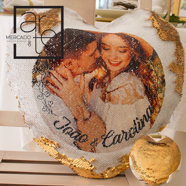 Almofada em coração com fotografia e frase.